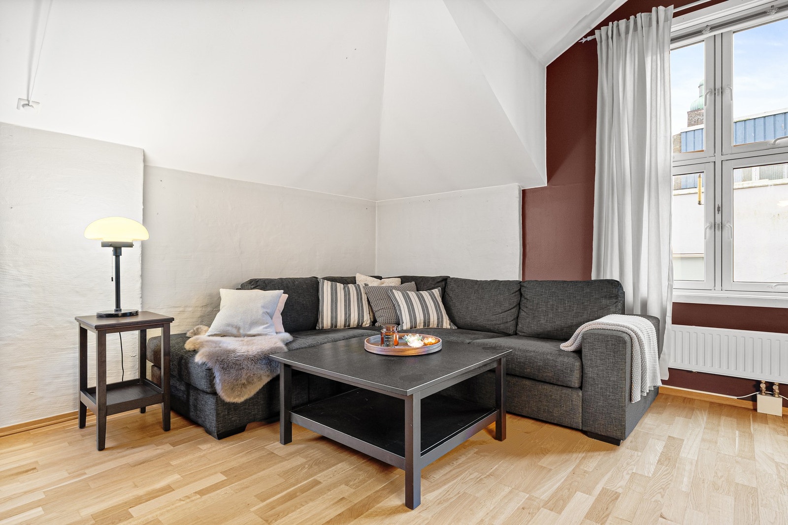 Leiligheten er tilkoblet et felles fjernvarmeanlegg som gir oppvarming via radiatorer. Dette er for øvrig inkludert i månedlige felleskostnader. Galleribilde