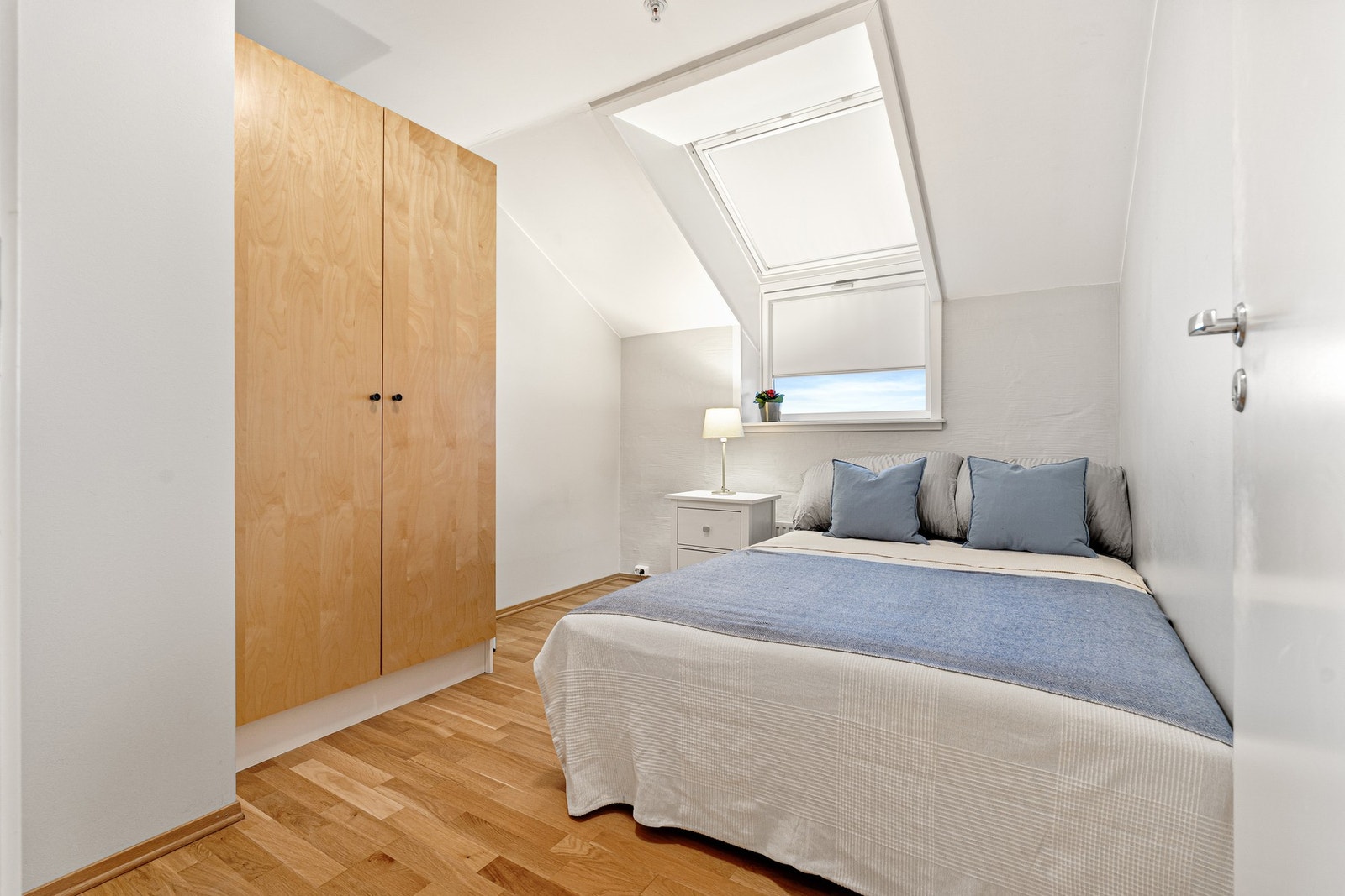 Garderobeskapet på rommet medfølger naturligvis handelen. Galleribilde