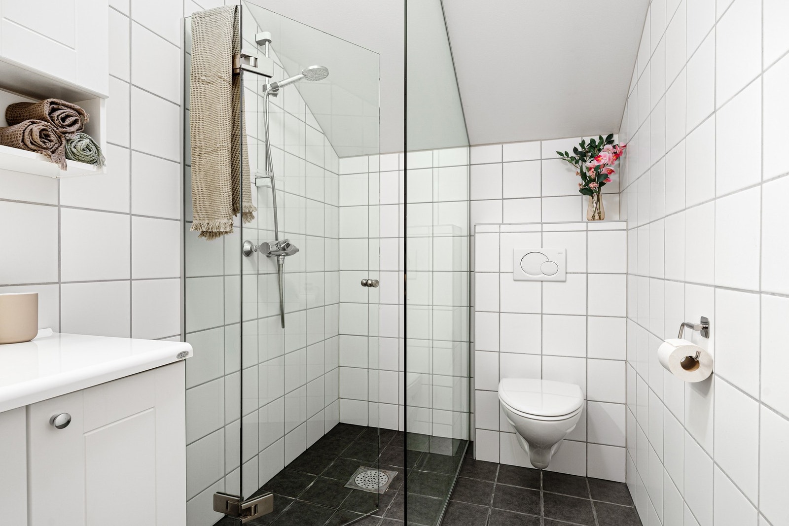 Her er det varme i gulv og våtrommet framstår uten vesentlige avvik i rapporten fra takstmann. Galleribilde