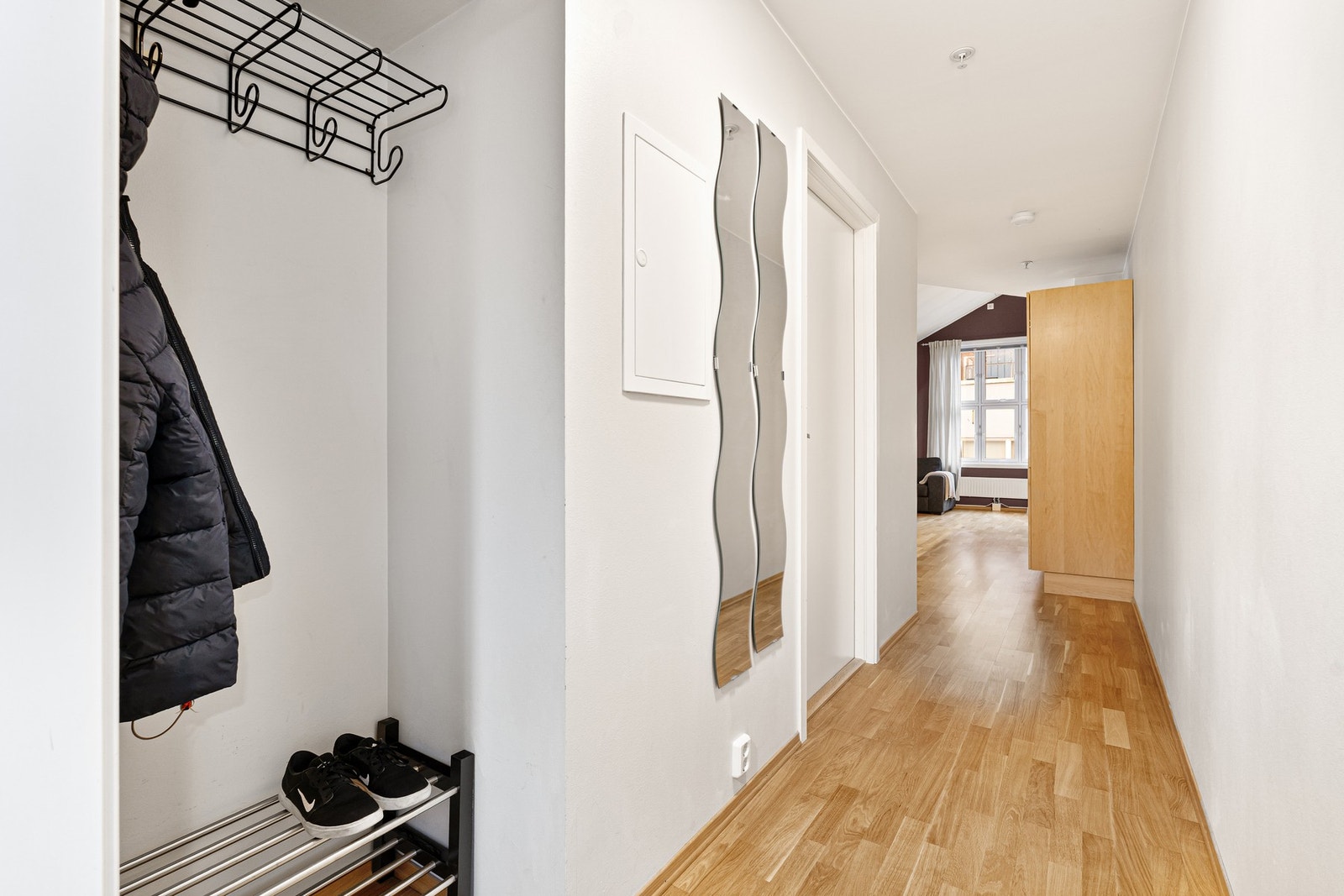 Romslig entrè med vegghengte knagger for yttertøy. Galleribilde