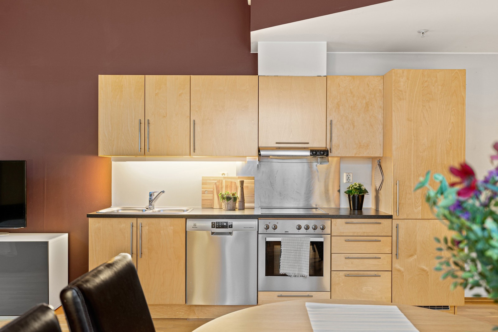 Kjøkkenet har ellers bra med både skap- og benkeplass. Galleribilde