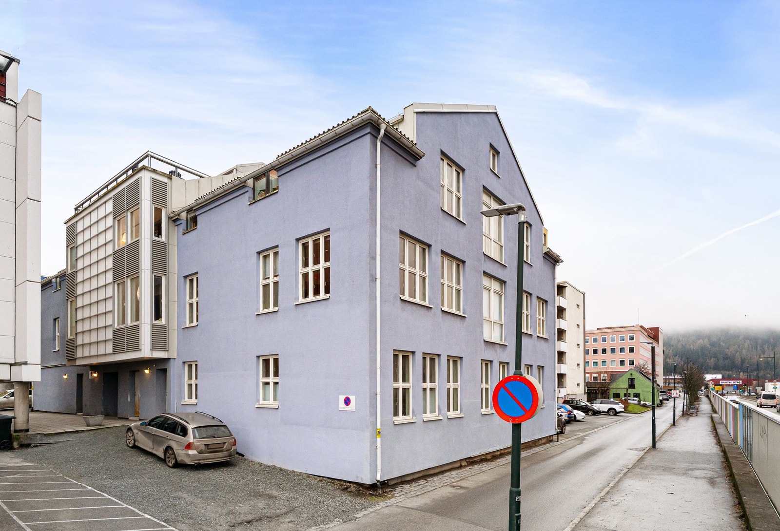 Fasade. Bygget ble oppsatt tidlig på 1900-tallet og er et eldre snekkeri som i 2006 ble omgjort til leiligheter. Galleribilde