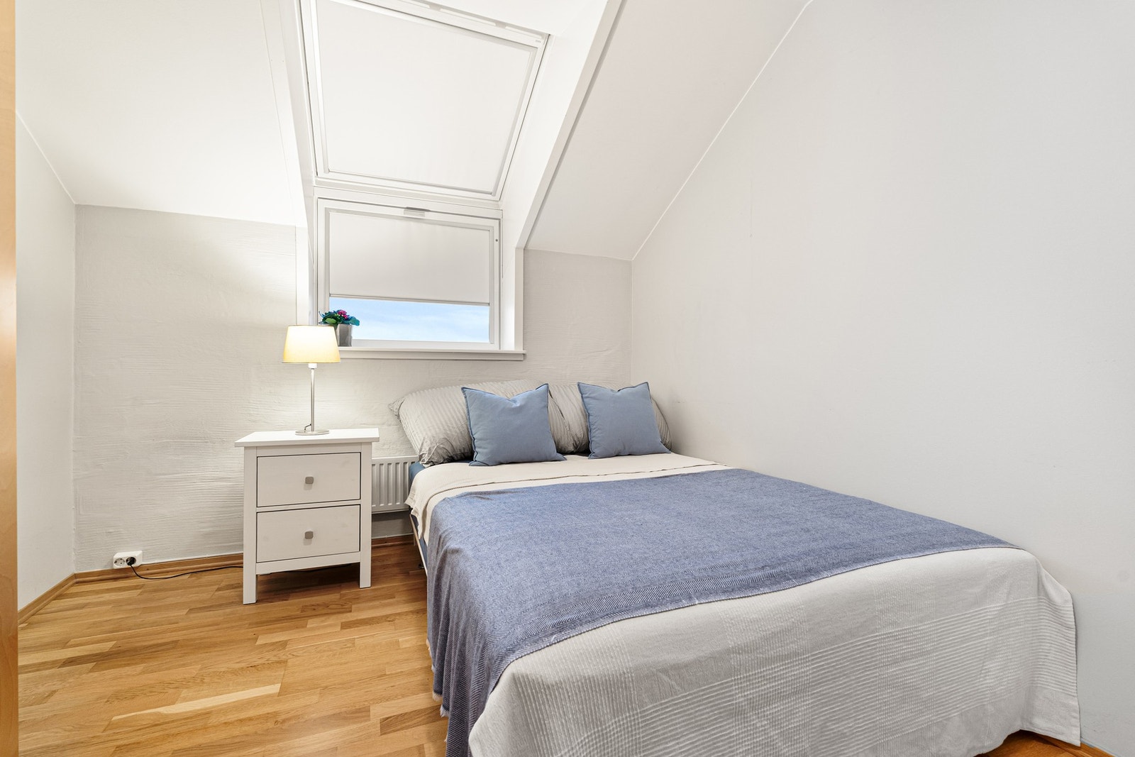 Leilighetens soverom er på ca. 9 kvadratmeter og har god plass til både dobbeltseng og nattbord. Galleribilde