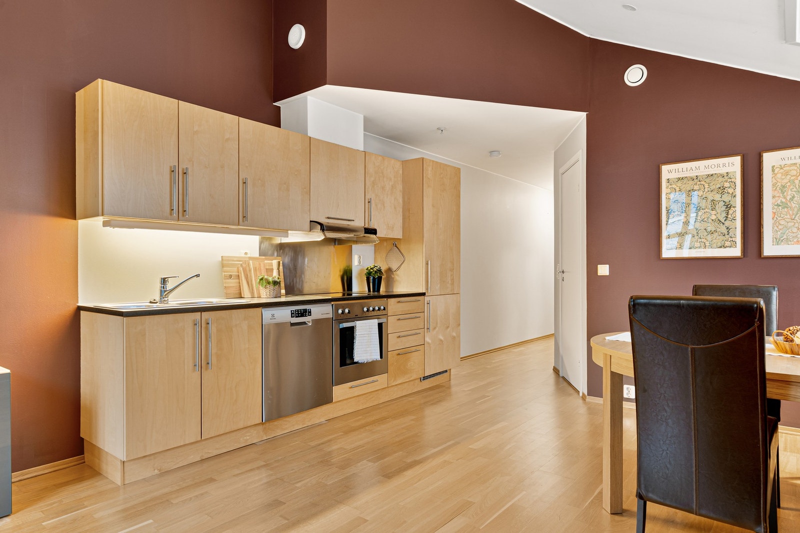 Klassisk kjøkken fra byggeår (2006) med tilstandsgrad 1 i tilstandsrapport fra takstmann. Galleribilde