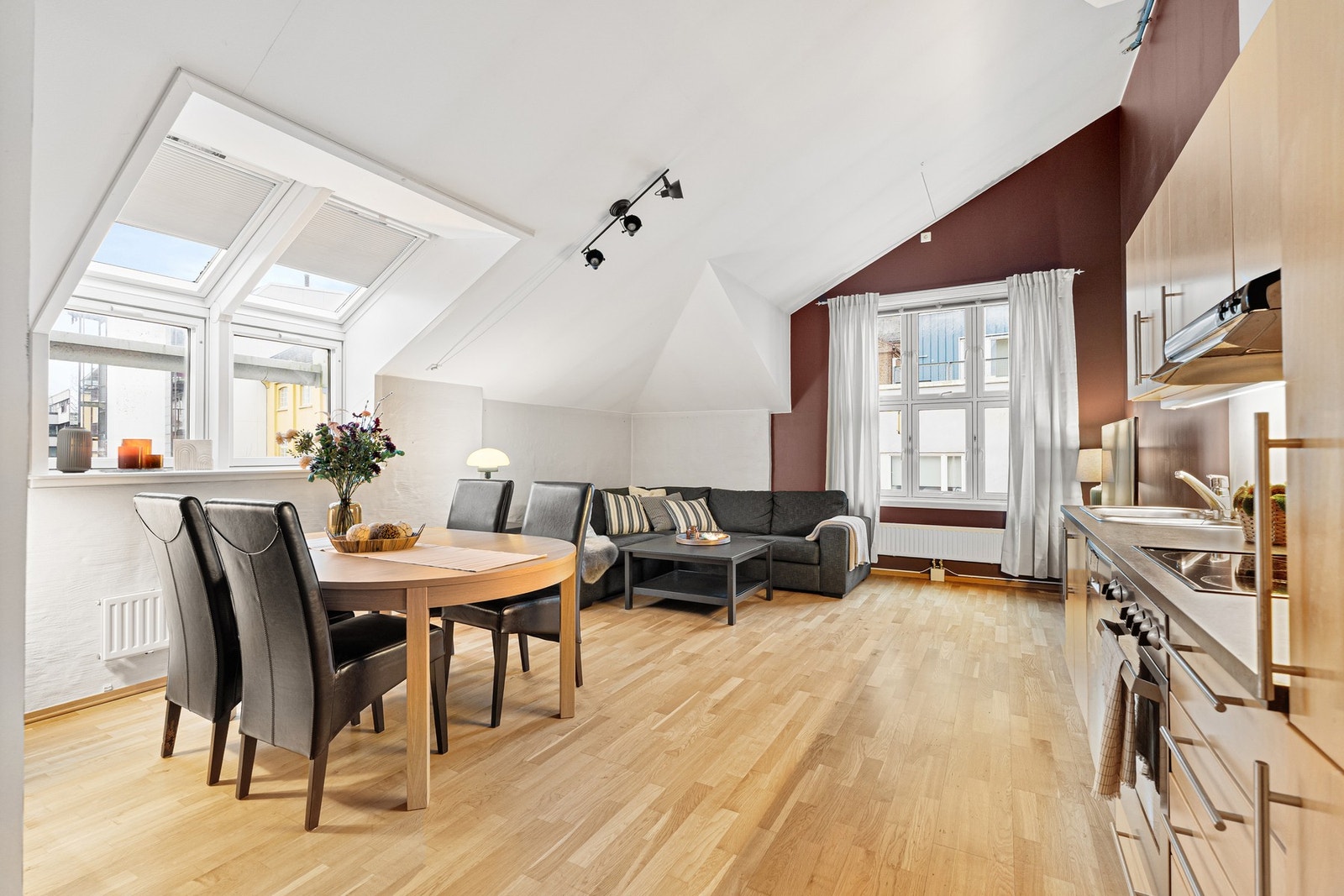 Velkommen til Nedre Ila 7. Attraktiv & lettstelt 2-roms i 3.etg | Bygg fra 2006 | Svært god takhøyde | Heis | Egen P-plass med ladepunkt i kjeller! Galleribilde