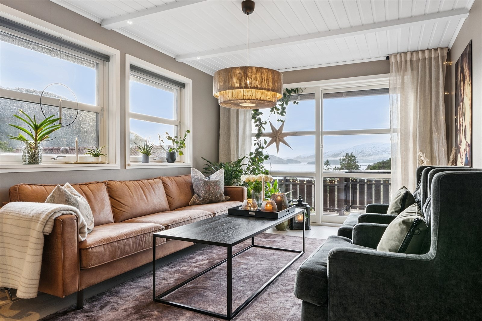 Stue med store vindusflater. Godt med utsyn og skjermet for innsyn. Utsikt mot sjø Galleribilde