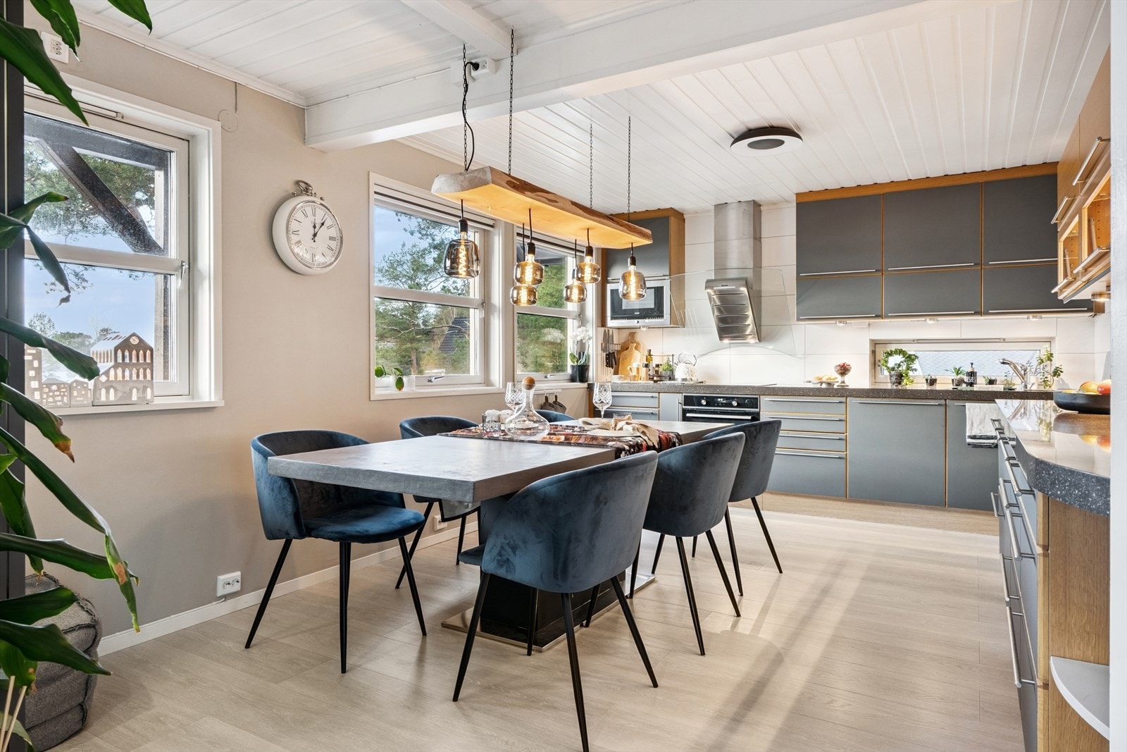 Tiltalende HTH kjøkken med spiseplass Galleribilde