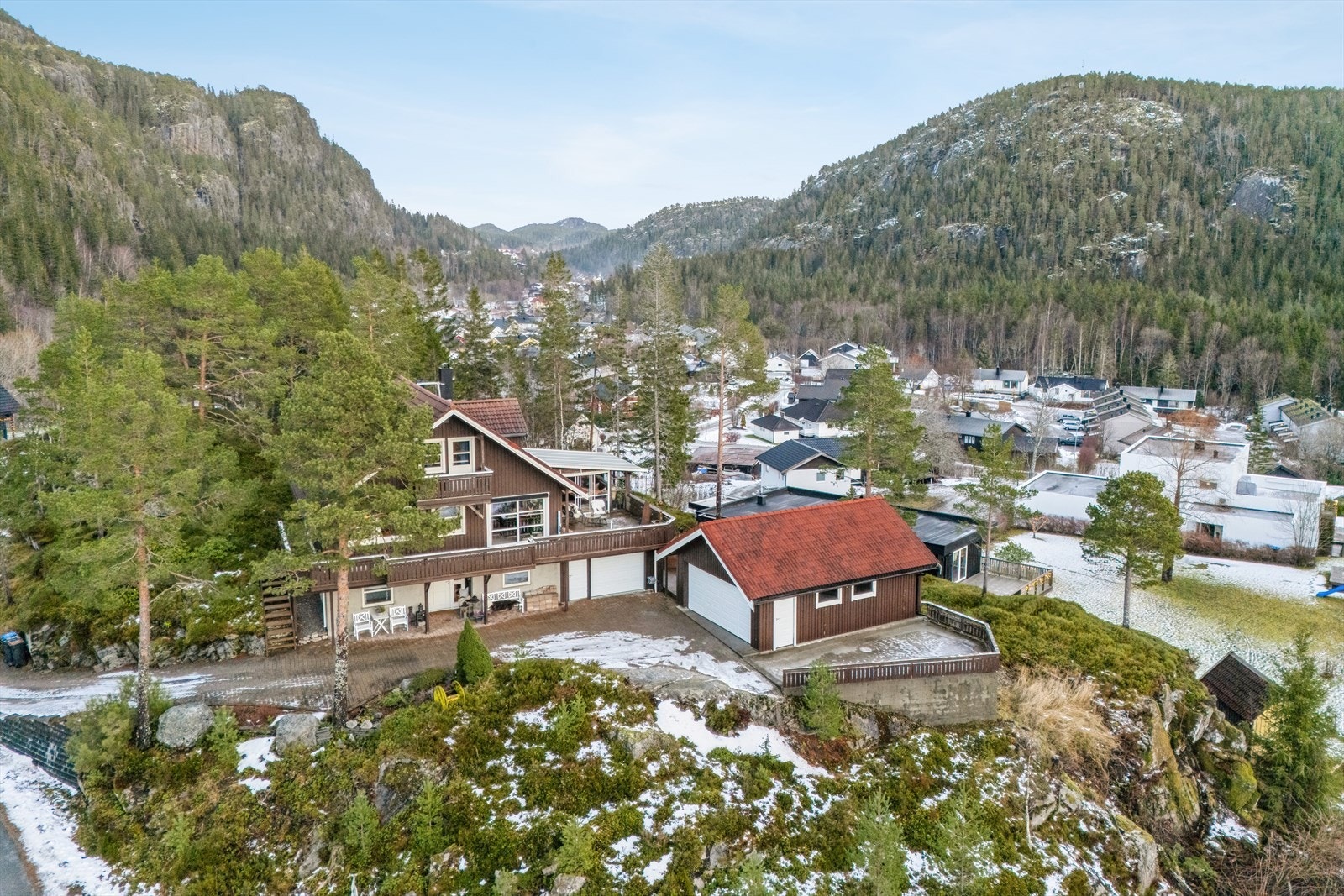Enebolig med 3stk. garasjer. Veldig skjermet beliggenhet. Eiet tomt med sjøutsikt. Stor brosteinbelagt gårdsplass. Galleribilde