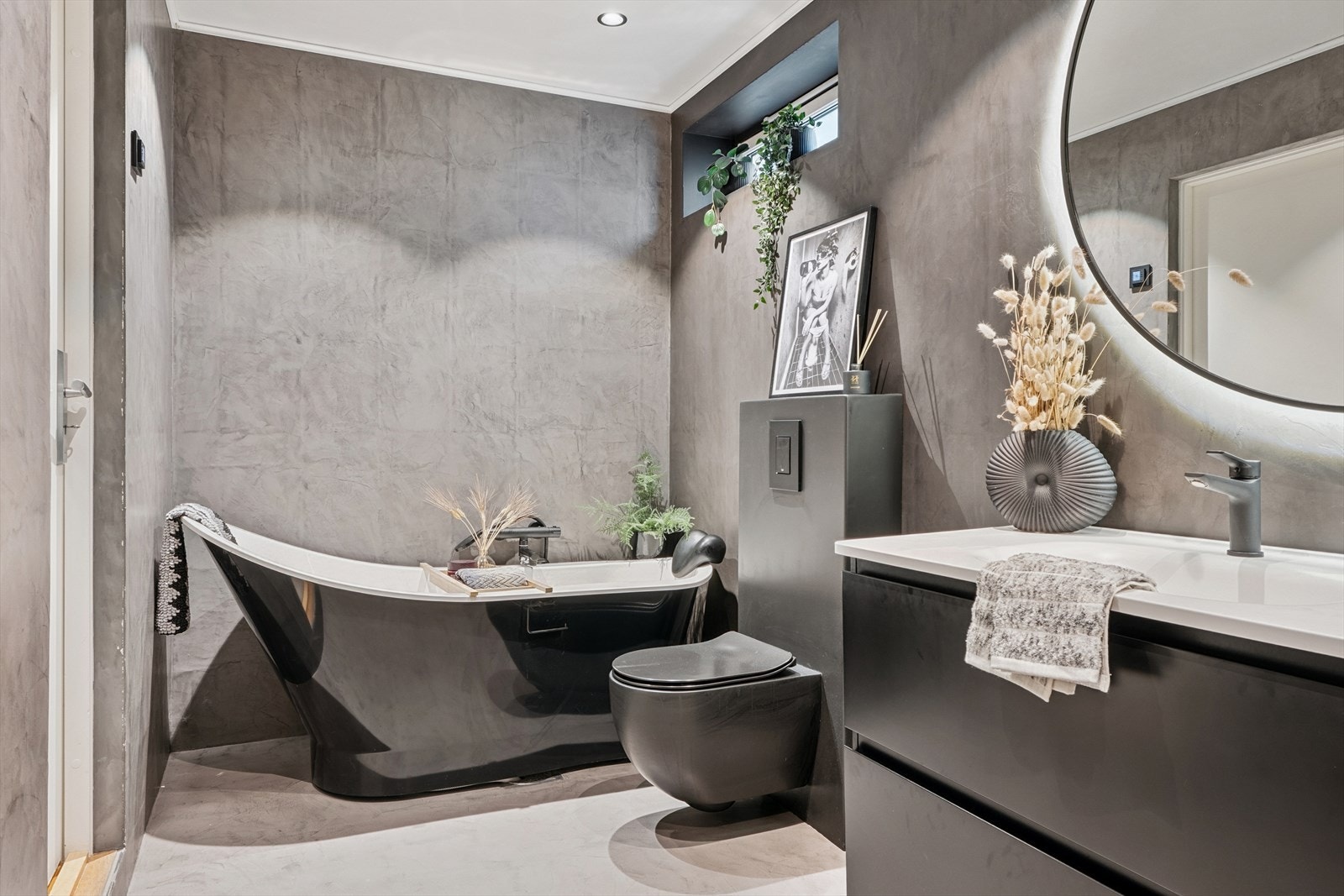 Bad på ca. 9,5 kvm. Eier har lagt microsement i 2022 gulv/vegg. Galleribilde