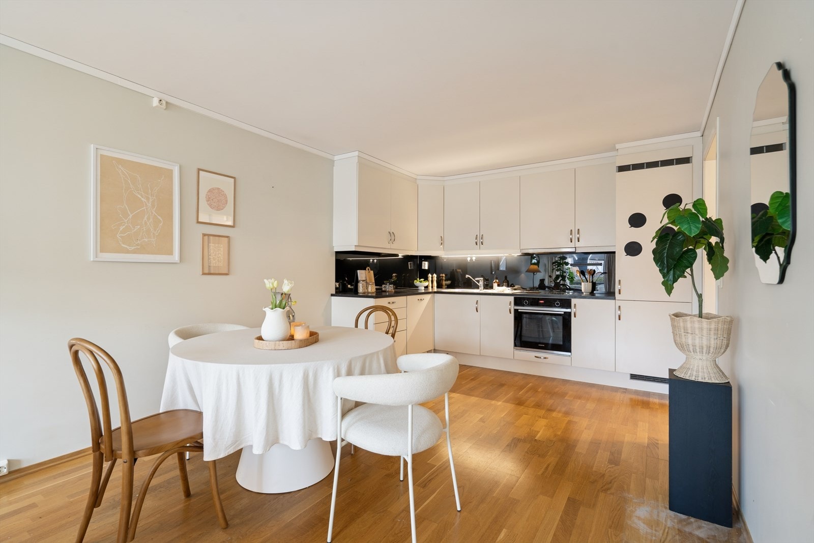 Kjøkkenet har hvite fronter og rikelig med skap- og benkeplass som skaper en fin arbeidsflate. Galleribilde