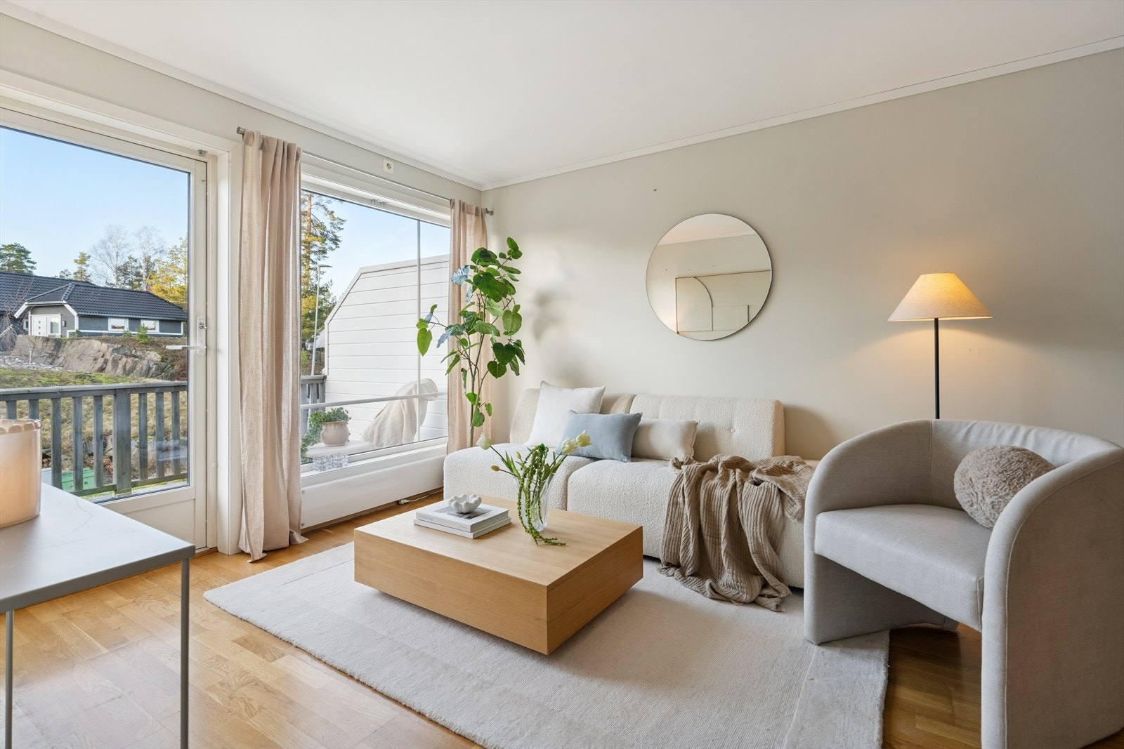 Stuen er romslig med flere møbleringsmuligheter. Galleribilde