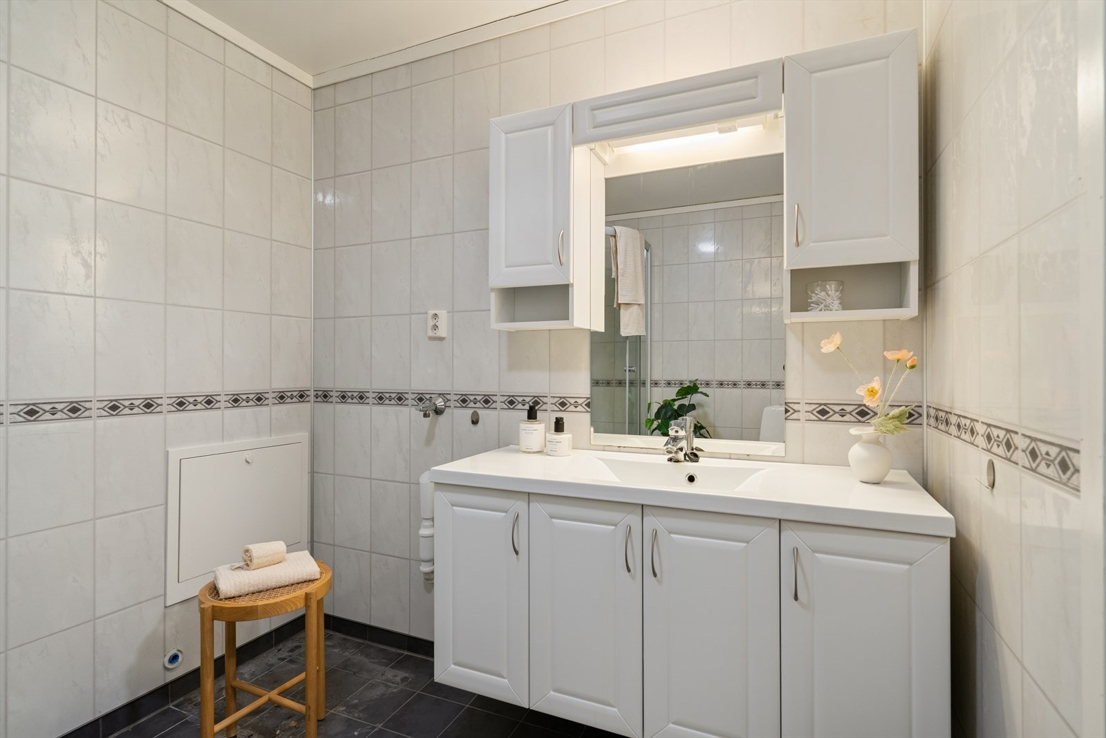 Helfliset baderom med opplegg til vaskemaskin. Galleribilde