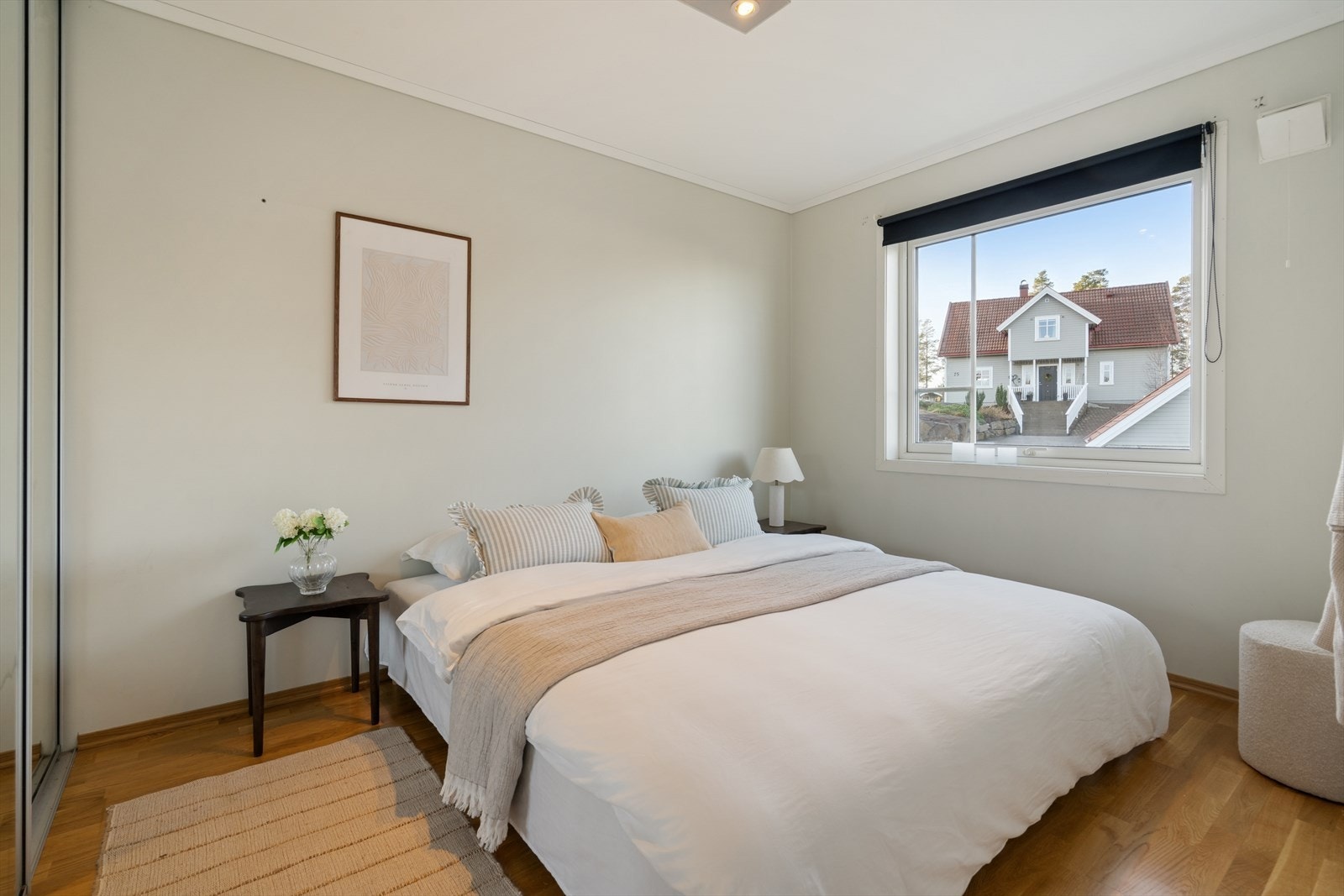 Leiligheten har et romslig soverom med god plass til seng, nattbord og det er skyvedørsgarderobe med speilfronter. Galleribilde