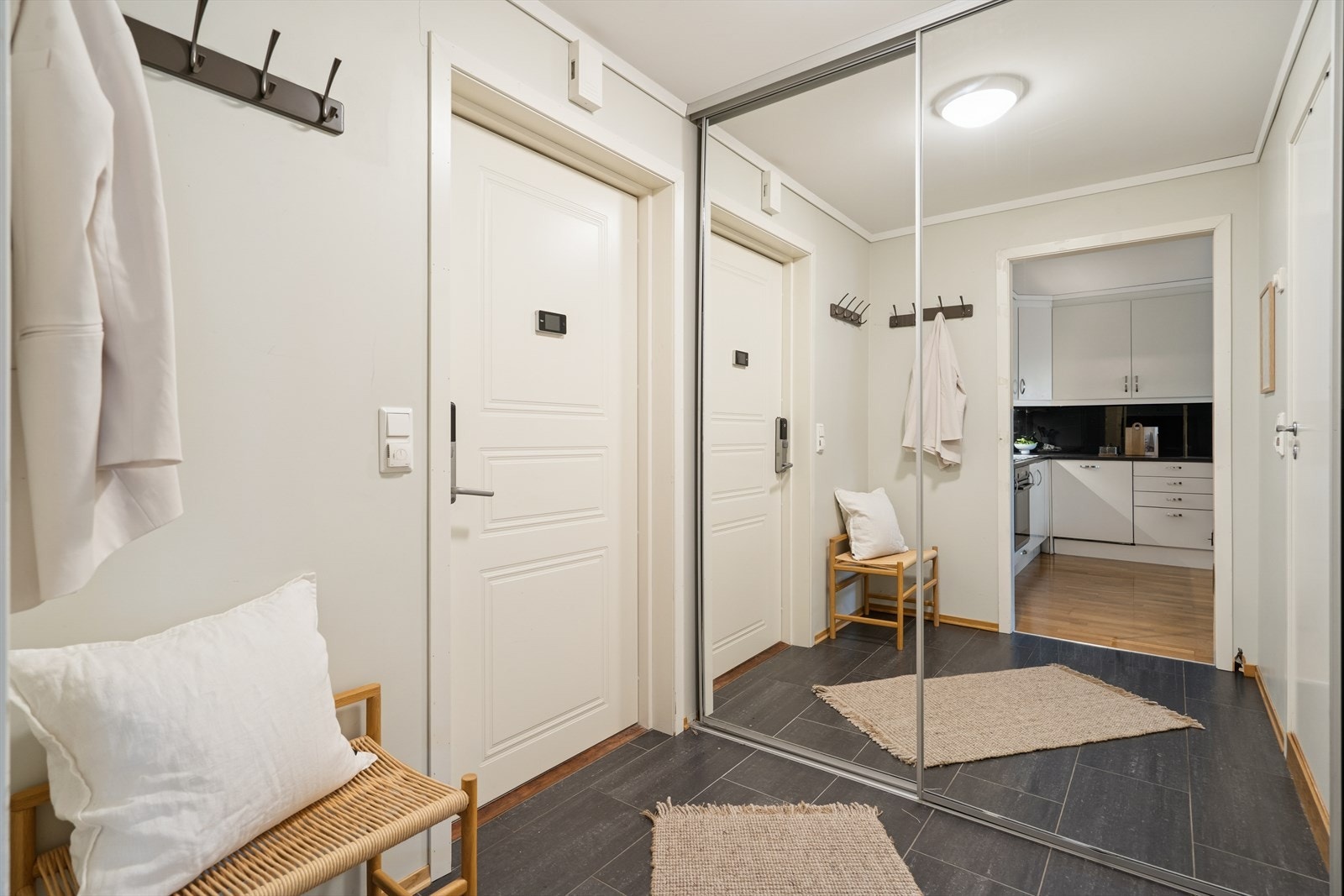 Praktisk skyvedørsgarderobe for gode oppbevaringsmuligheter. Galleribilde