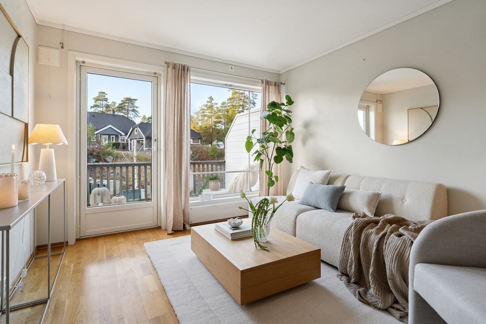 Lys og trivelig stue med utgang til balkong, her kan man nyte morgenkaffen! Galleribilde