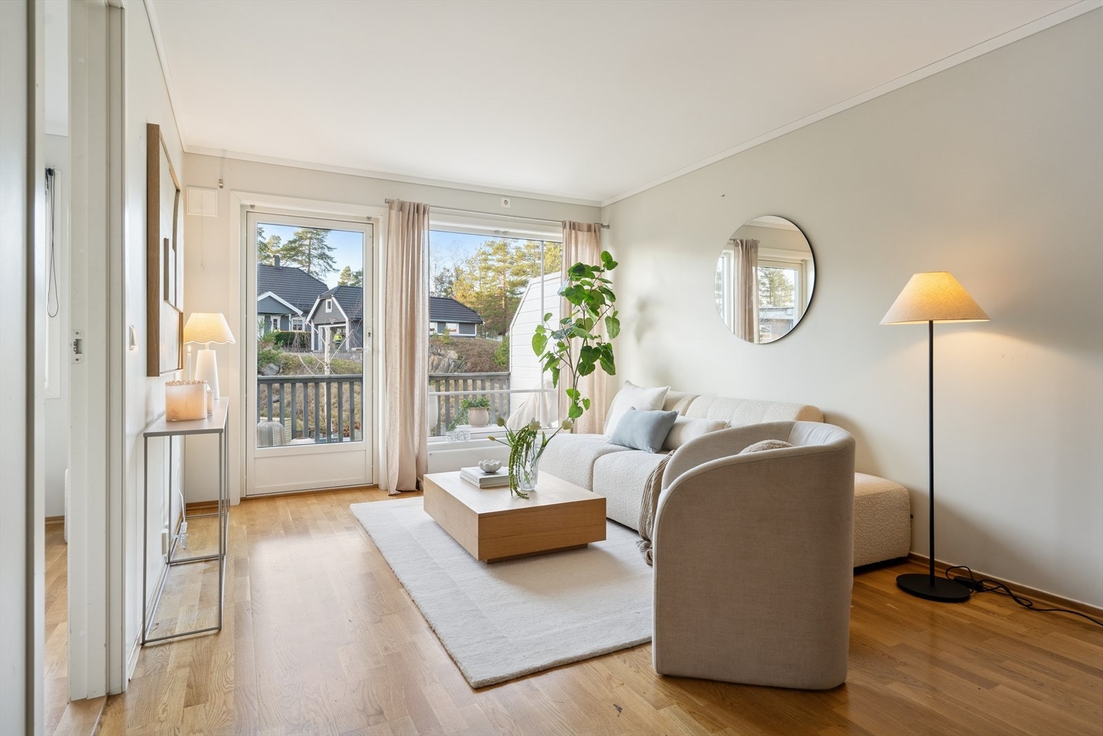 Åpen stue/ kjøkkenløsning med god plass til sofagruppe og spiseplass. Her kan man samle familie og venner til hyggelige lag. Galleribilde