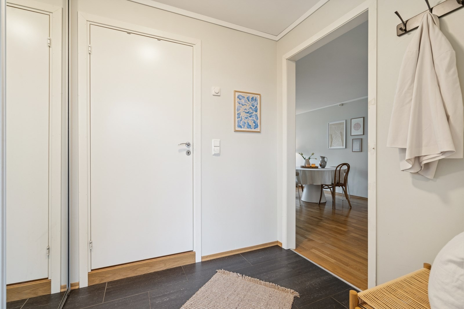 Flislagt gulv i entreen gjør det praktisk og holde det rent. Galleribilde