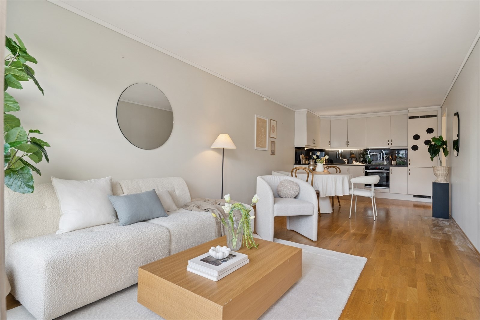 Lys og romslig stue. Galleribilde