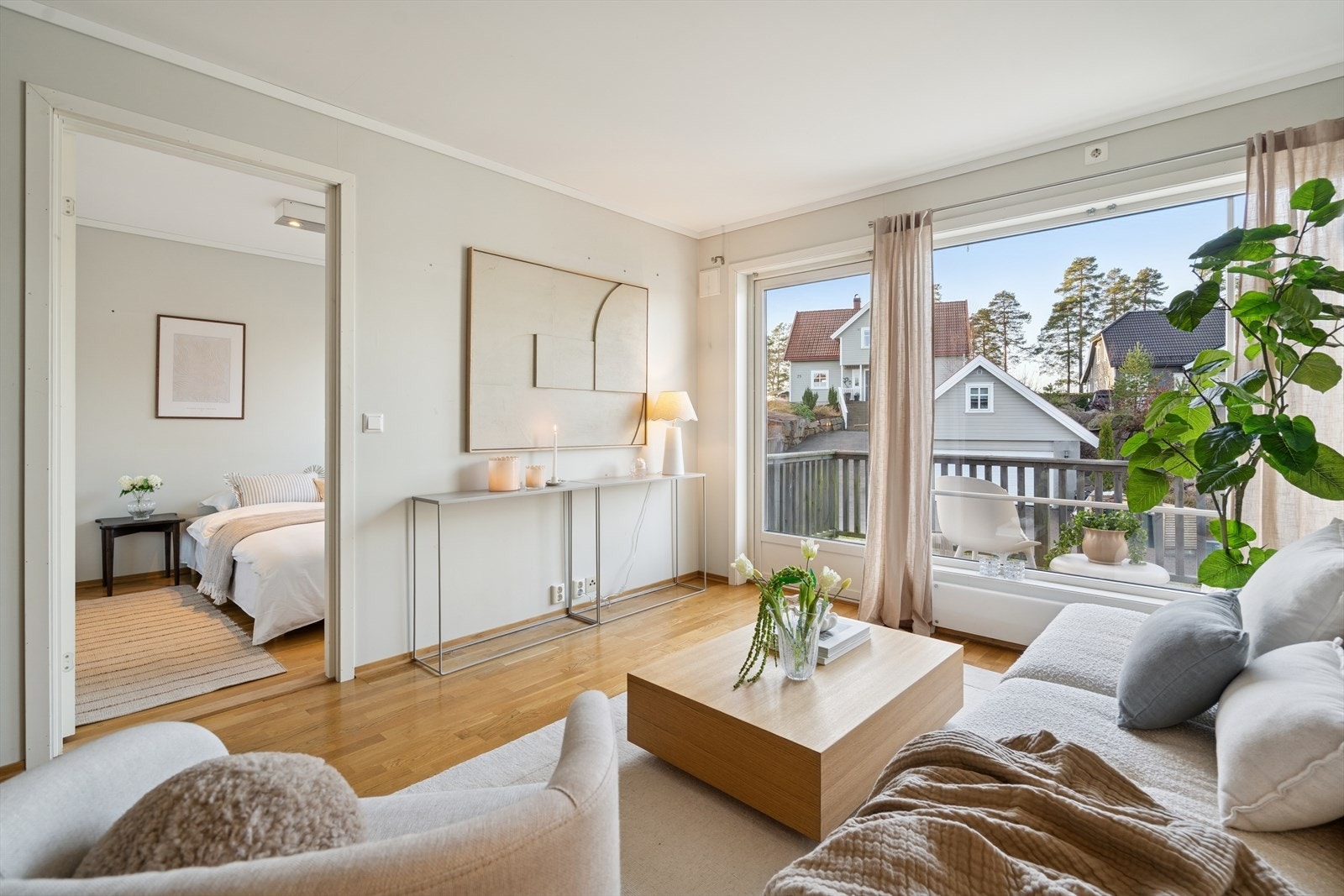 Stuen er malt i moderne og lune farger som skaper en innbydende atmosfære. Galleribilde