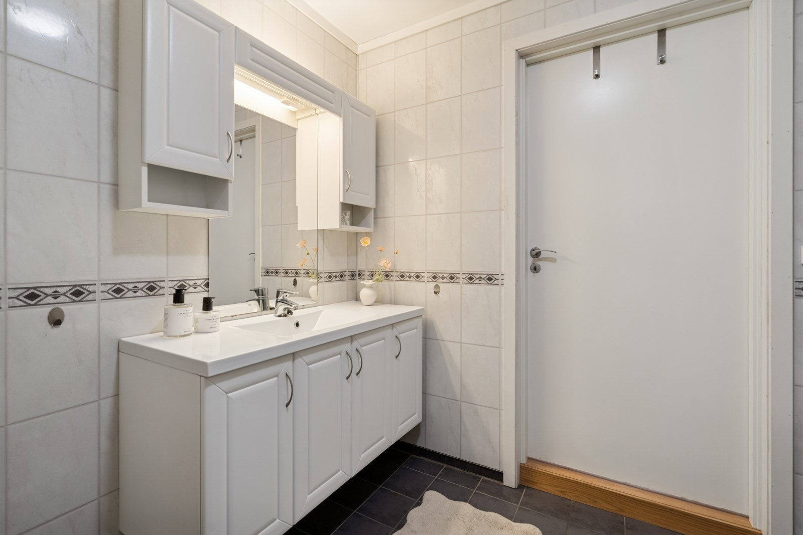 Innredet med toalett, servant med innredning og dusjkabinett. Galleribilde