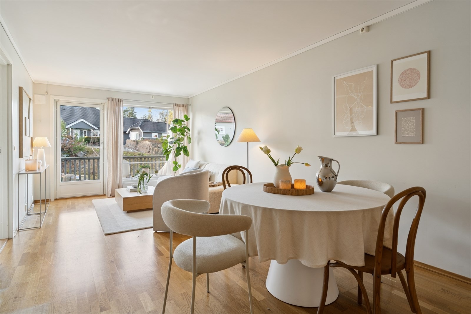 Utgang til terrasse gir enkel tilgang til uteområdet fra oppholdsrommet. Galleribilde