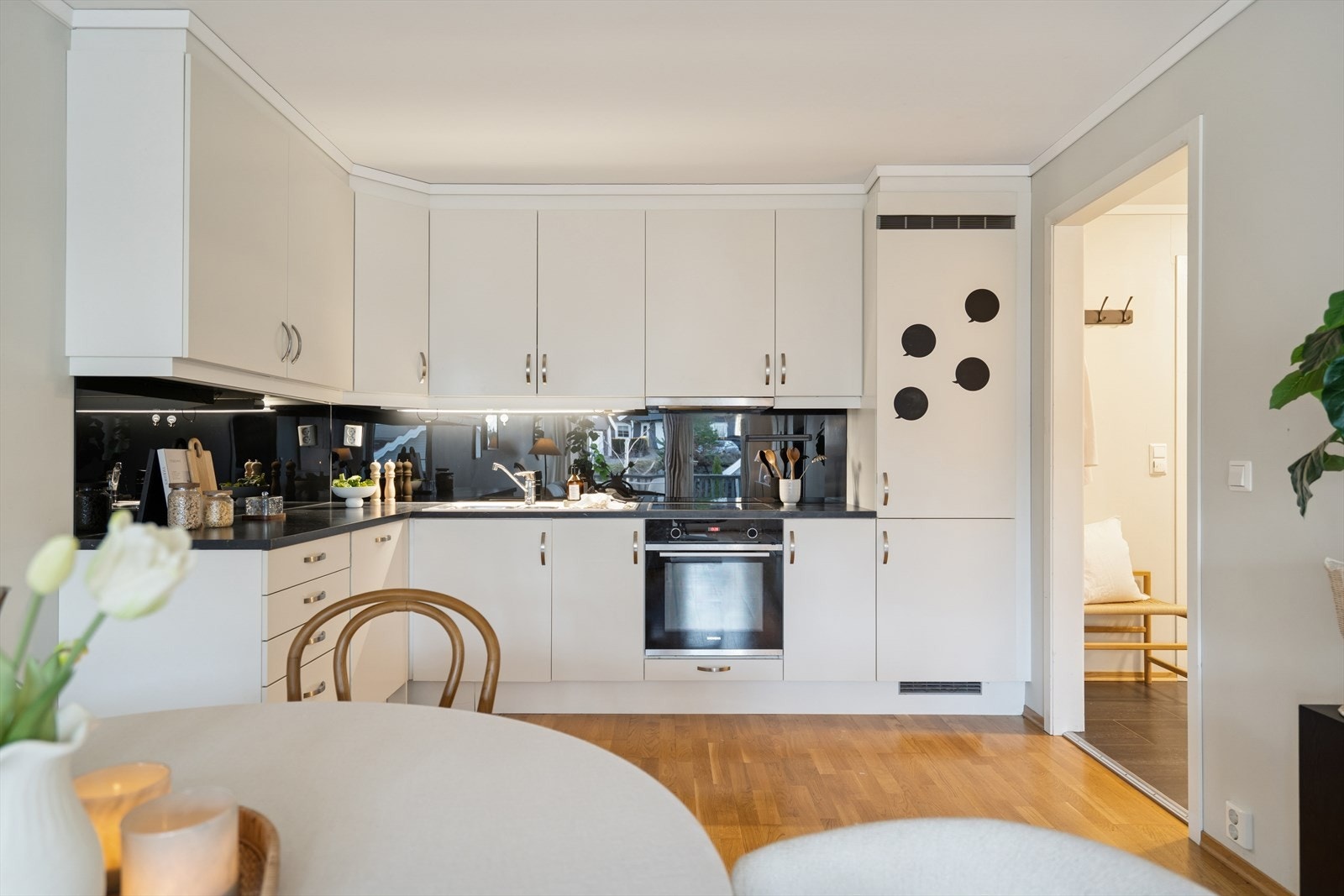 Hvite fronter og mørk benkeplate gir kjøkkenet et stilrent uttrykk. Galleribilde