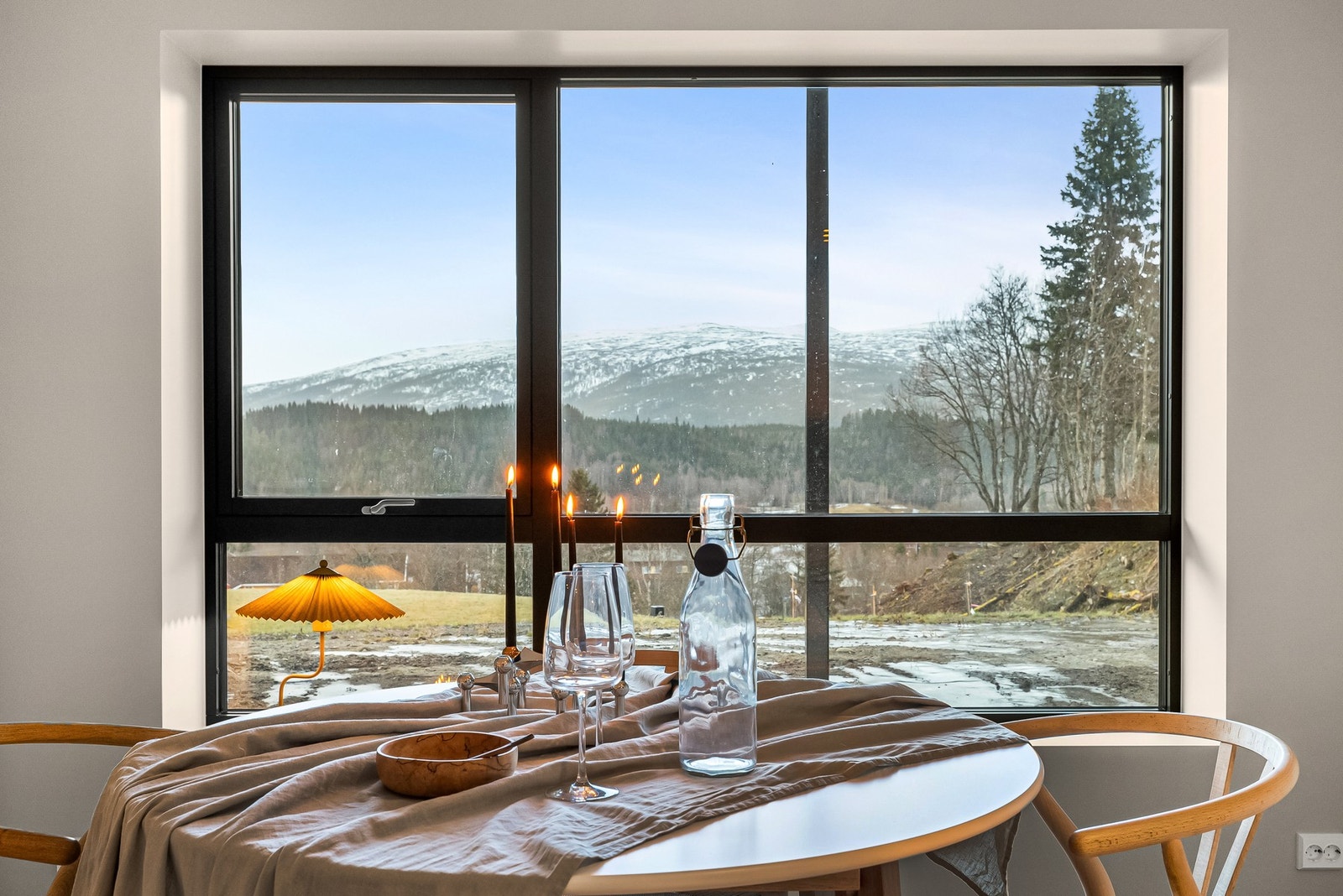 Hyggelig sone for spisegruppe med utsikt mot nærområdet Galleribilde