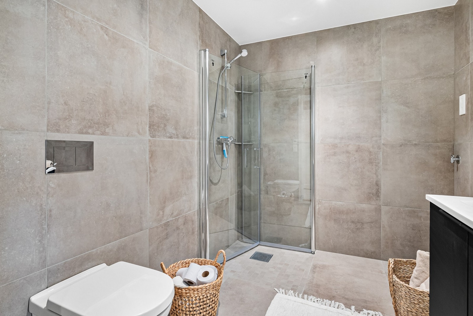 Fislagte overflater og moderne detaljer gir et rent og harmonisk preg Galleribilde