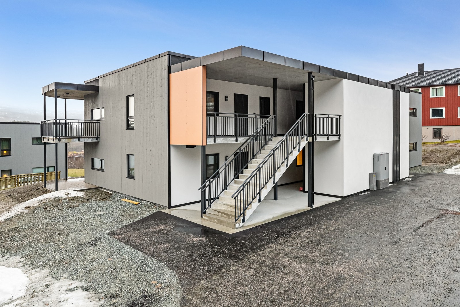 Romslige trapperom fører til alle leiligheter via svalgangsløsninger Galleribilde