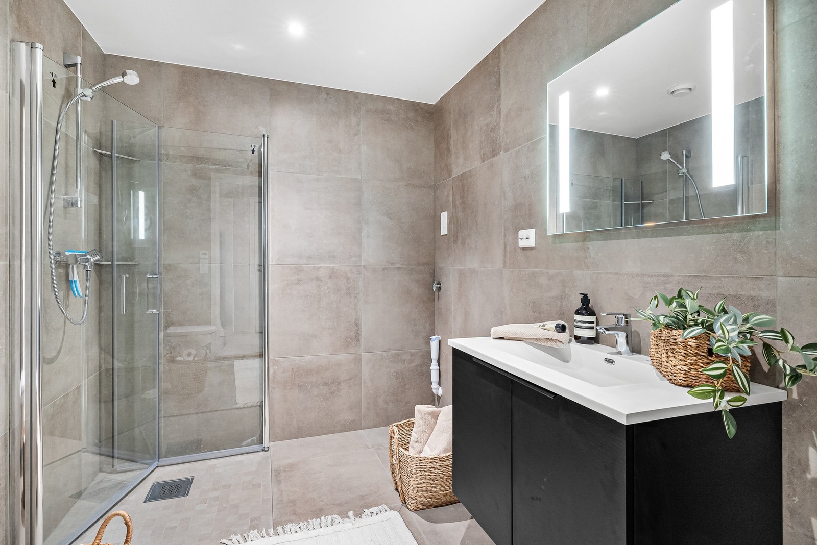 Badet er stilrent og samtidig tidløst klassisk Galleribilde