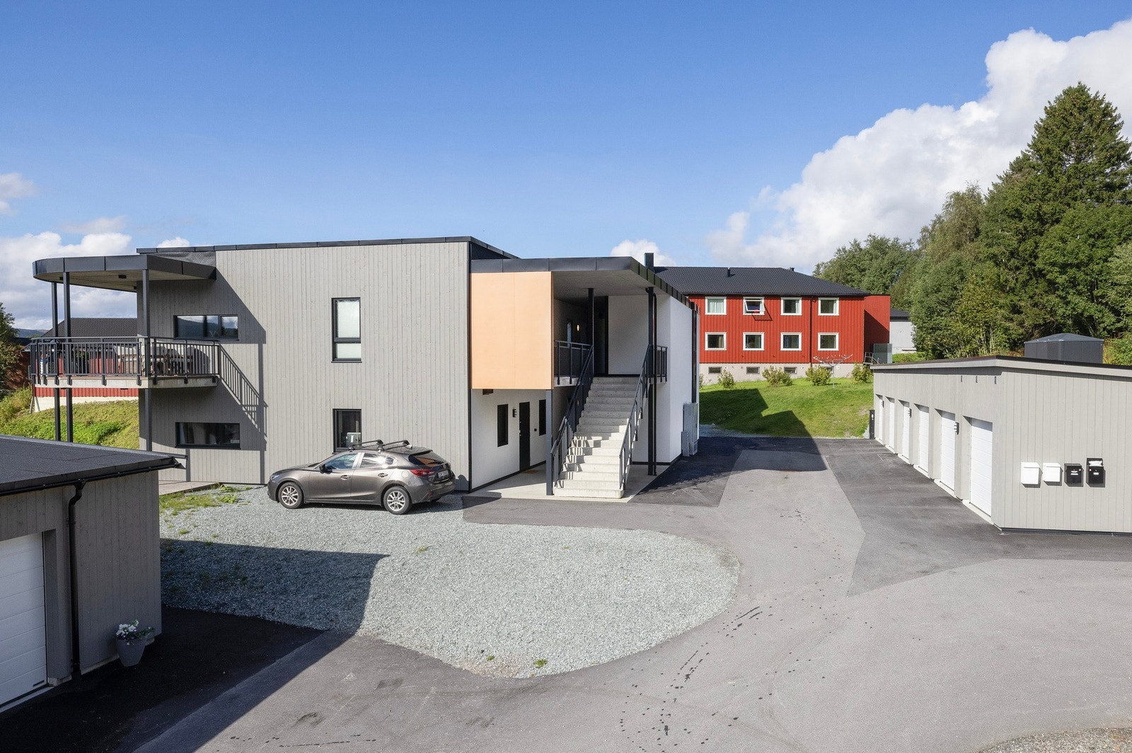 Med leiligheten følger en egen carport med tilhørende sportsbod Galleribilde