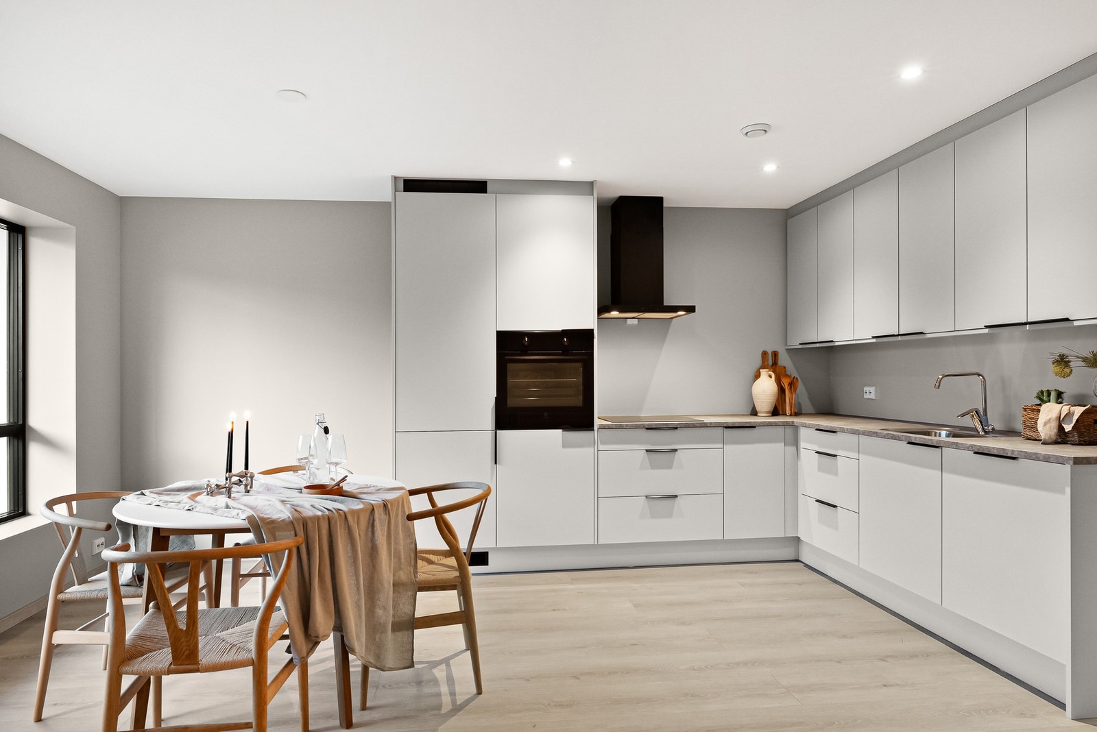 Praktisk og sosial løsning med moderne kjøkken i tilknytning til stuen Galleribilde