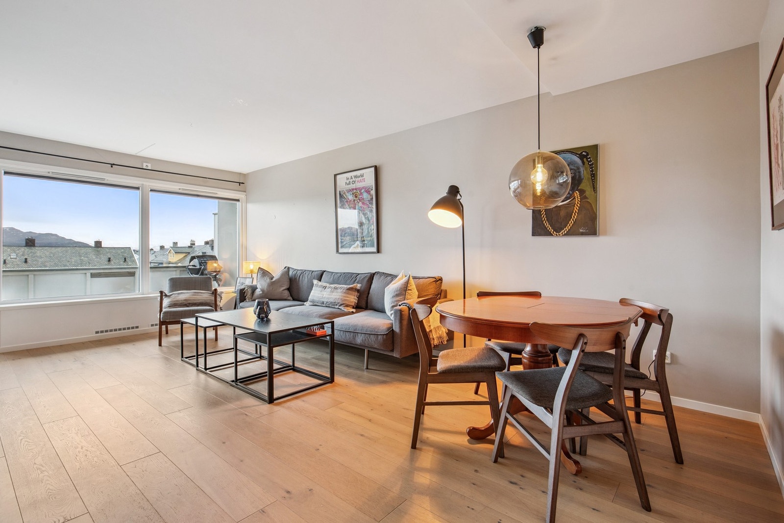 Stue med utgang til sydvendt solrik balkong Galleribilde