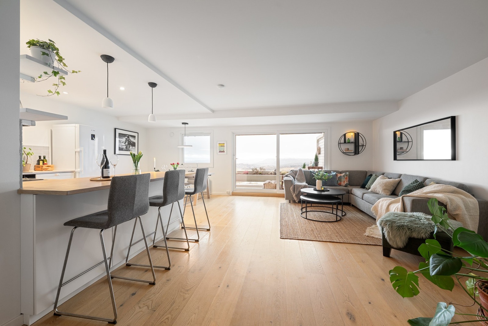 Praktisk barløsning ved kjøkkenet, perfekt for mindre måltider. Galleribilde