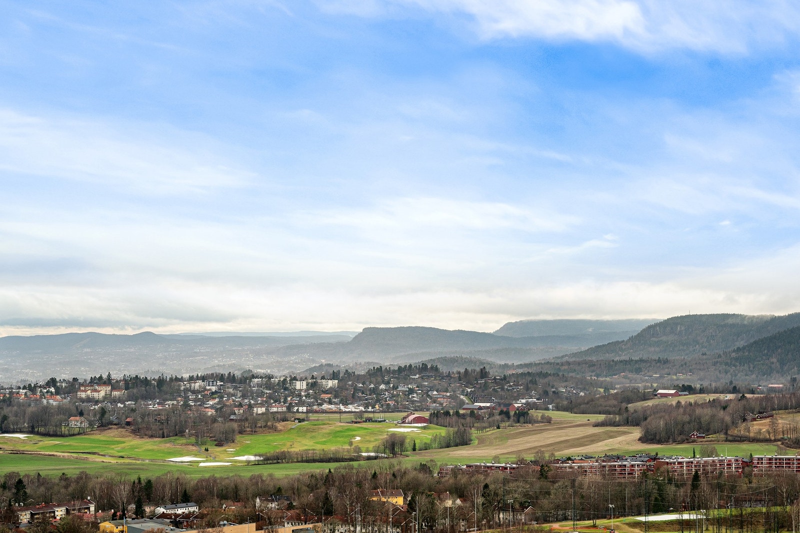 Her bor du høyt og fritt med eventyrlig utsikt og meget gode solforhold. Galleribilde