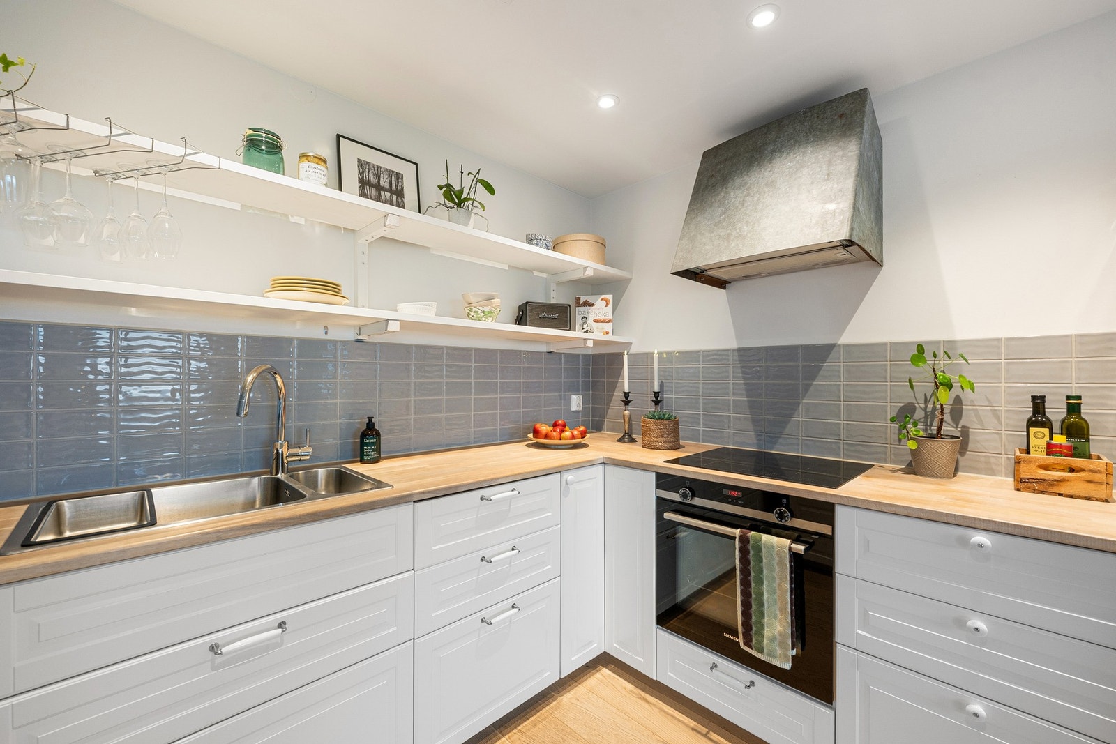 Pent og praktisk kjøkken med heltre benkeplate. Galleribilde