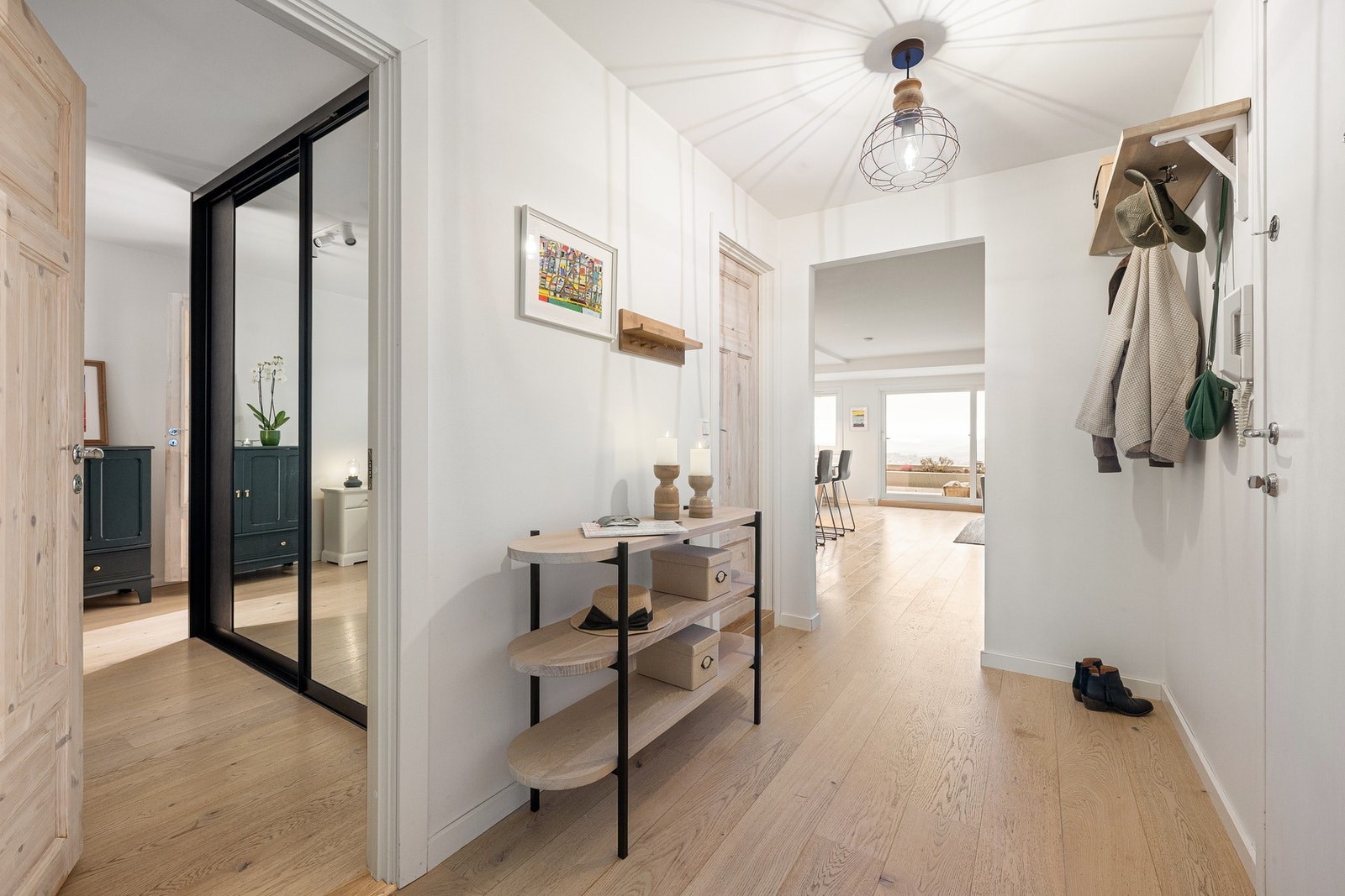 Videre inn finner du en trivelig entré/gang. Galleribilde