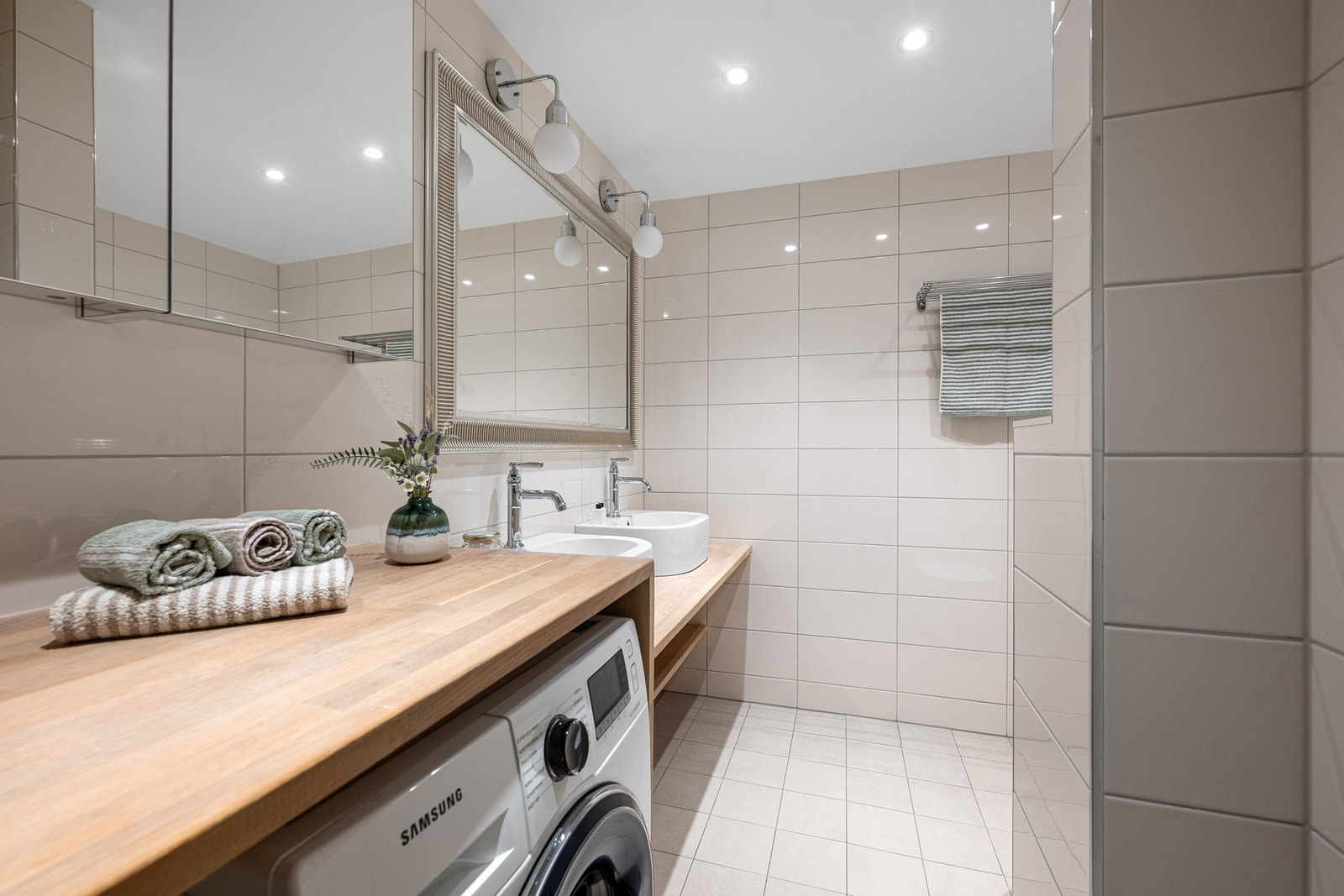 Det er opplegg for vaskemaskin på badet. Også plass til tørketrommel. Galleribilde