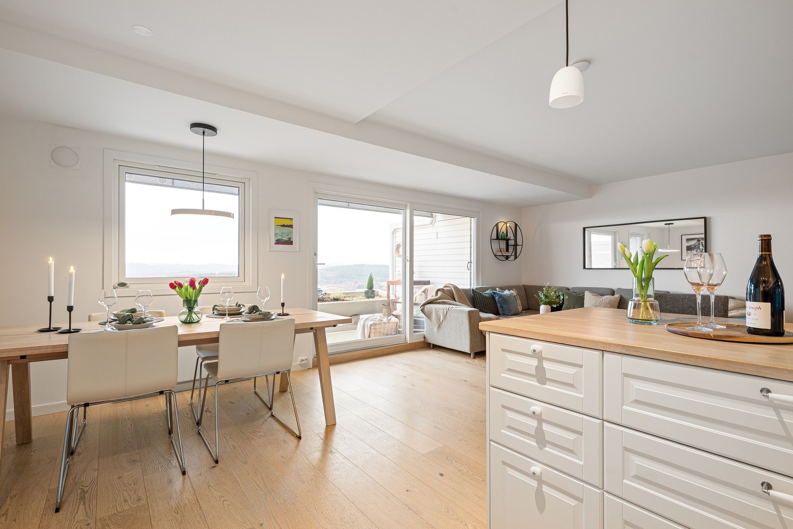 Åpen løsning mellom kjøkken og stue skaper en sosial atmosfære. Galleribilde