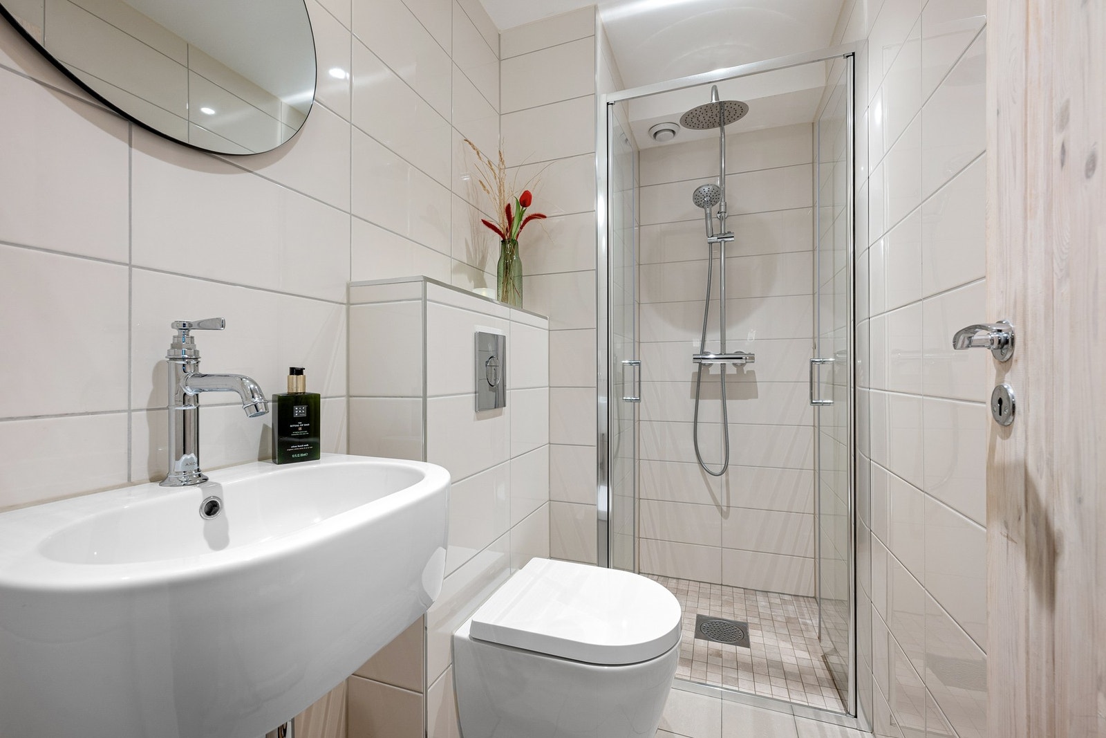 Flislagt bad fra 2018 i forbindelse med entré/gang. Galleribilde