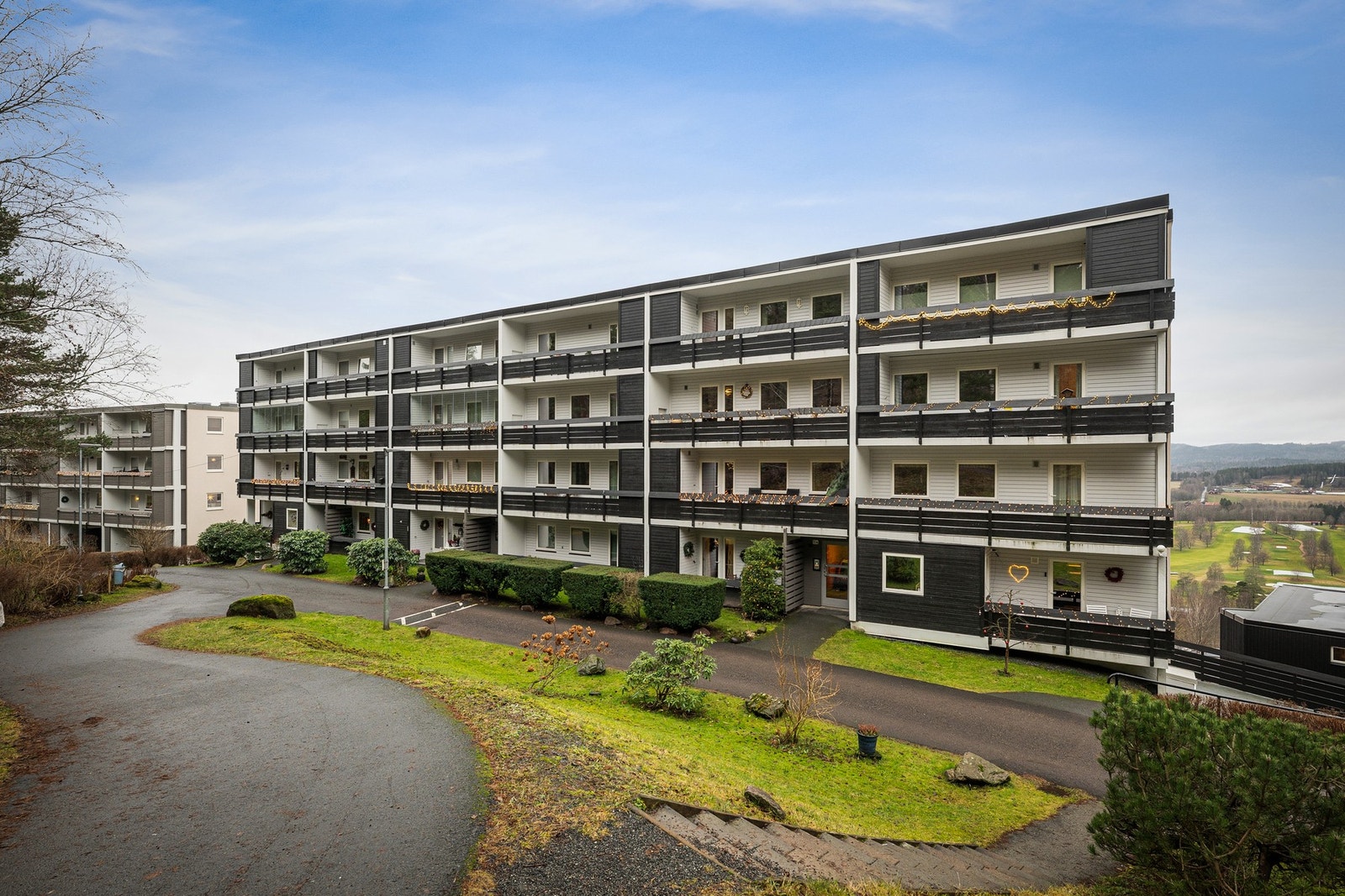 Pent opparbeidet inngangsparti. Det er tre oppgraderte lekeplasser for små og store barn som tilhører borettslaget. Galleribilde