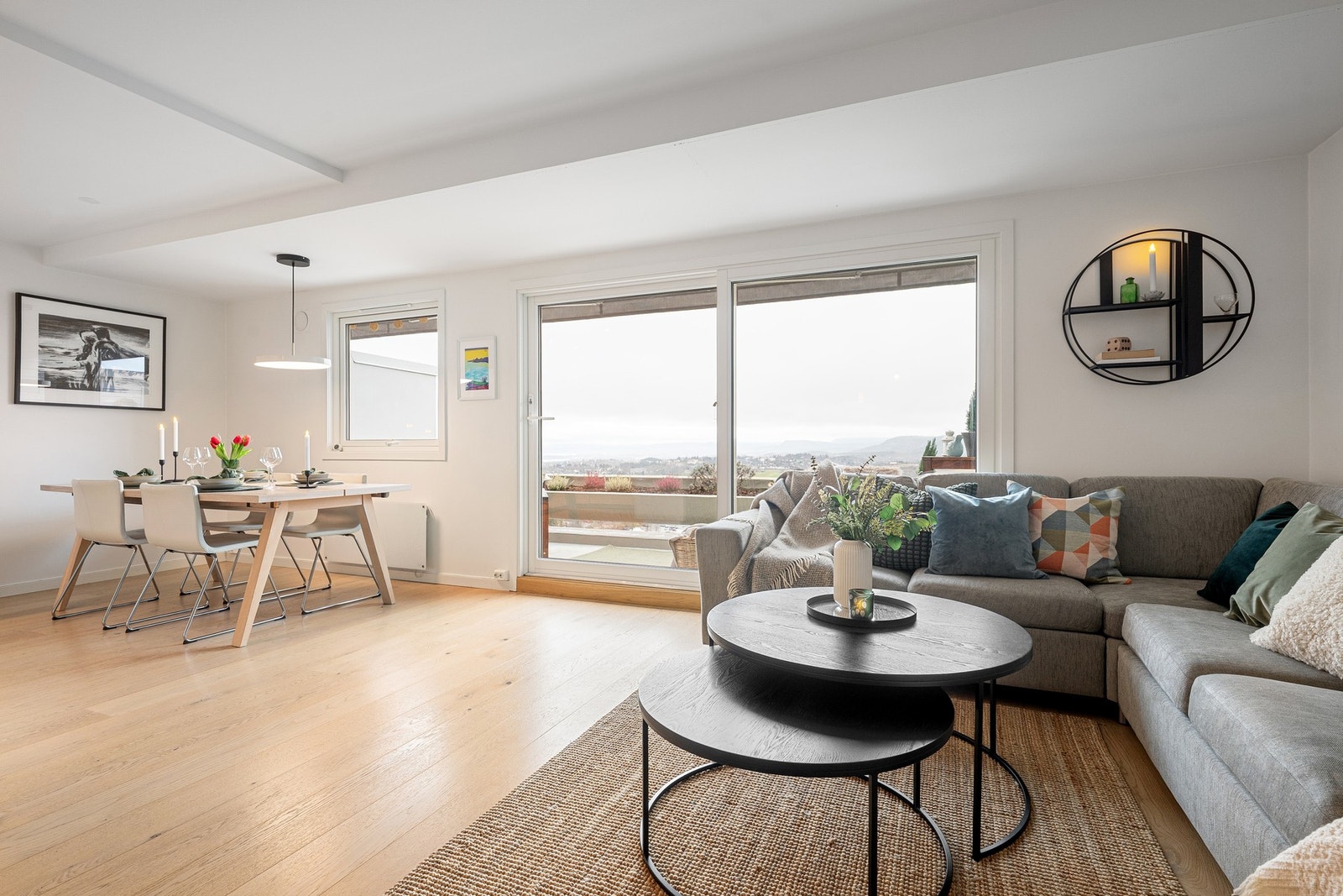 Store vindusflater fra 2014 gir rikelig med naturlig lys og skaper en sømløs overgang til den solrike terrassen. Terrassedøren og vinduene ble skiftet i 2014. Galleribilde