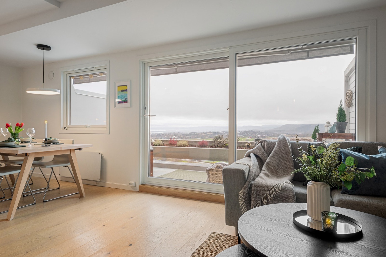 Utgang til terrassen fra stuen. Galleribilde