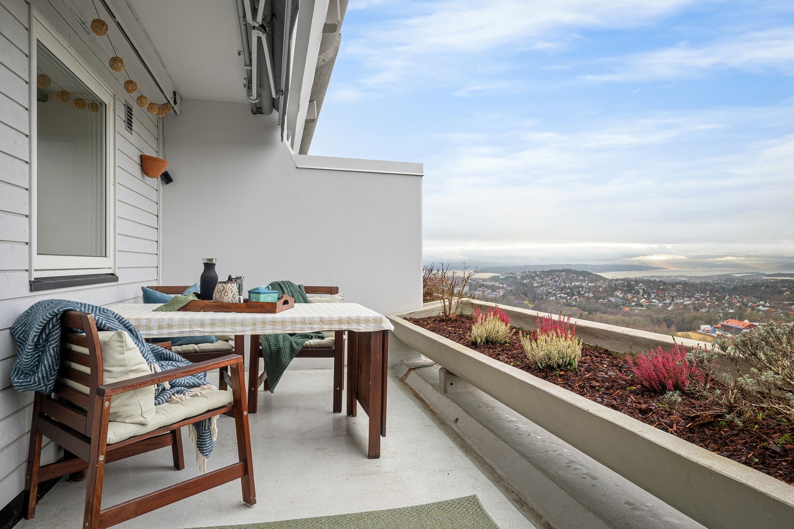 På terrassen er det elektrisk markise som skjermer for sol og lett nedbør. Galleribilde