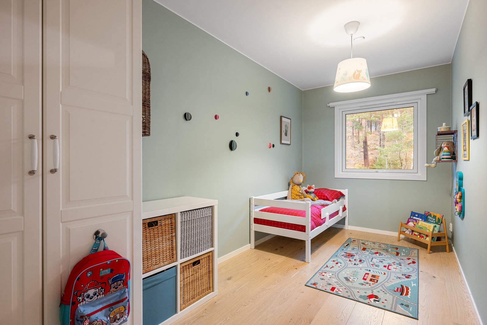 Soverom 3 med adkomst fra entré/gang. Alle leilighetens tre soverom ligger vendt mot nordøst. Galleribilde