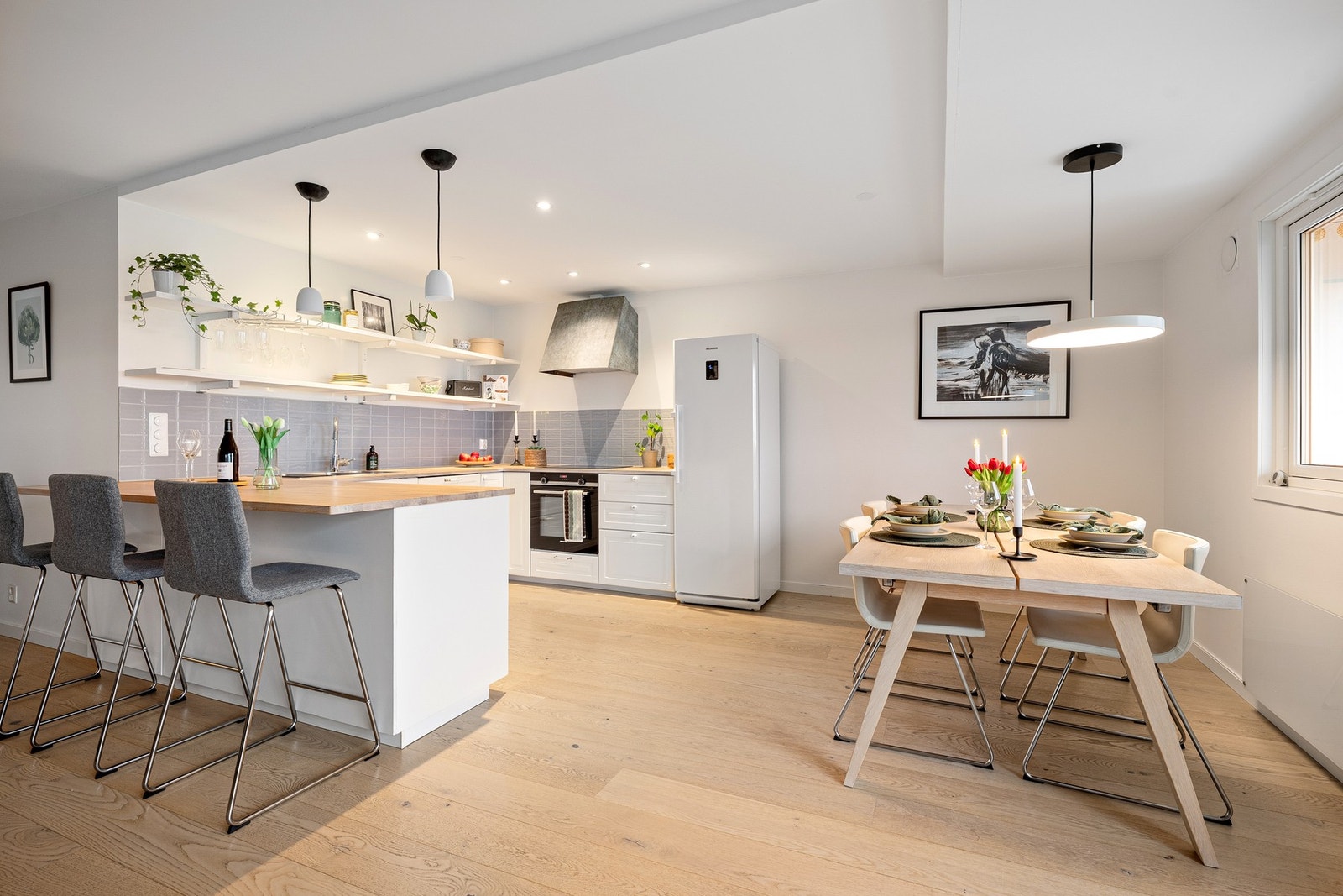 Fra spisestuen har du nydelig utsikt gjennom vinduene mot sydvest. Galleribilde