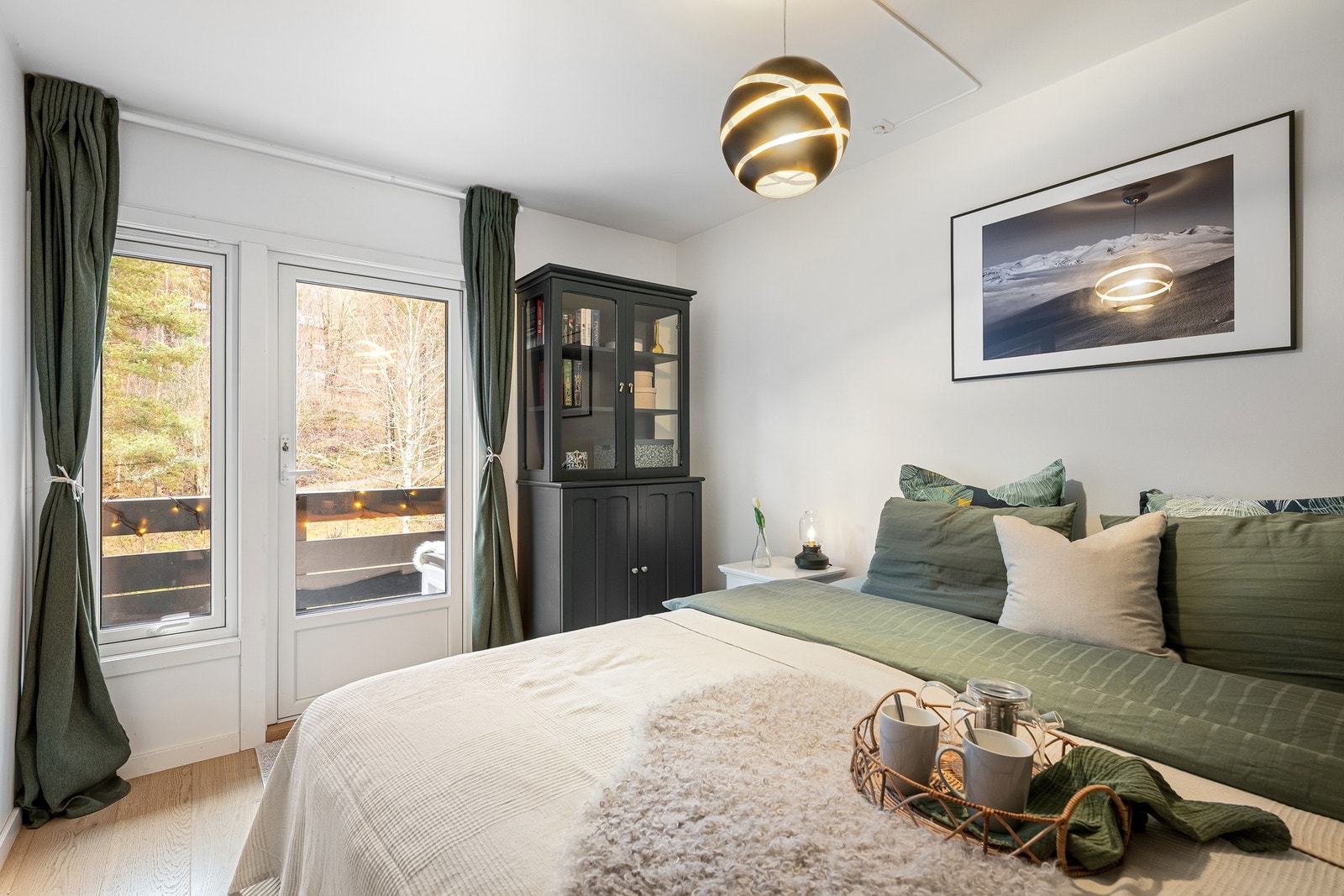 Hovedsoverommet har utgang til en hyggelig balkong mot nordøst. Galleribilde