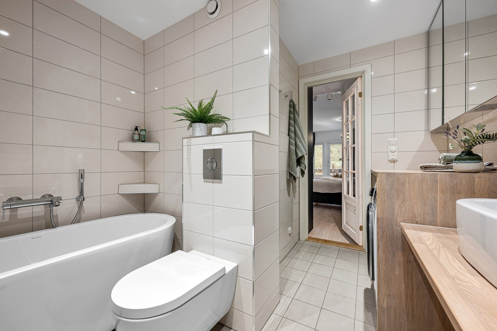 Badet er flislagt og ble oppgradert i 2018. Galleribilde