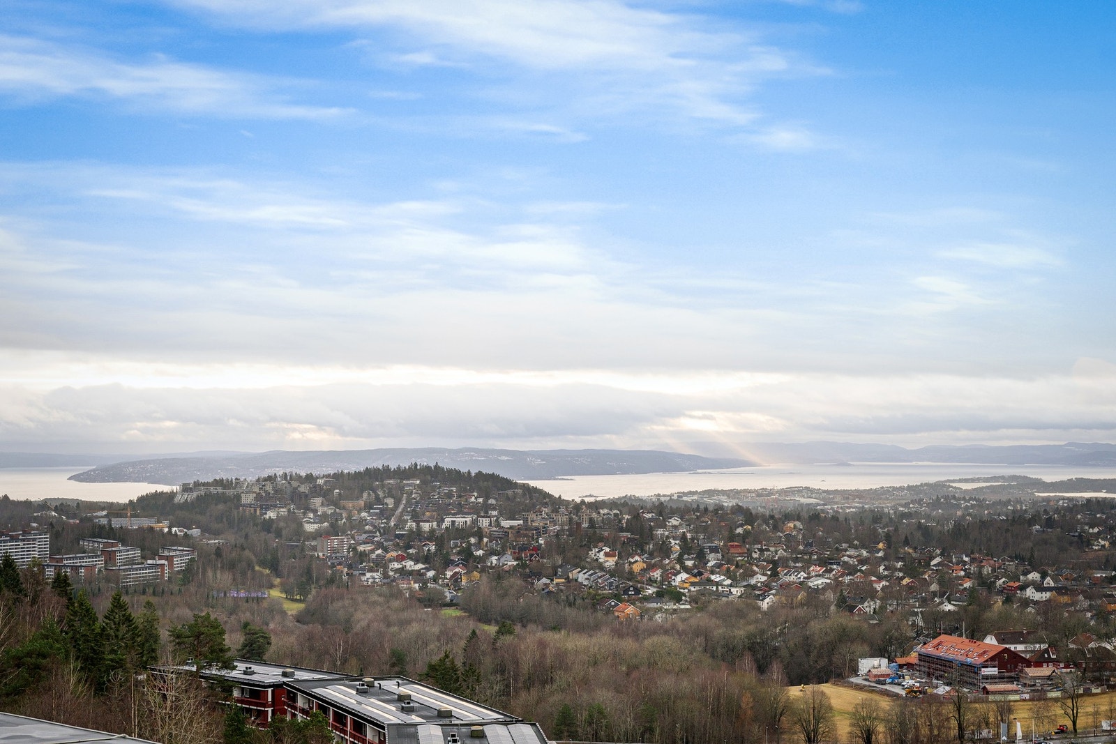 Leiligheten har en av områdets beste interne beliggenheter, med både fjordutsikt og utsikt over Bogstadvannet. Galleribilde