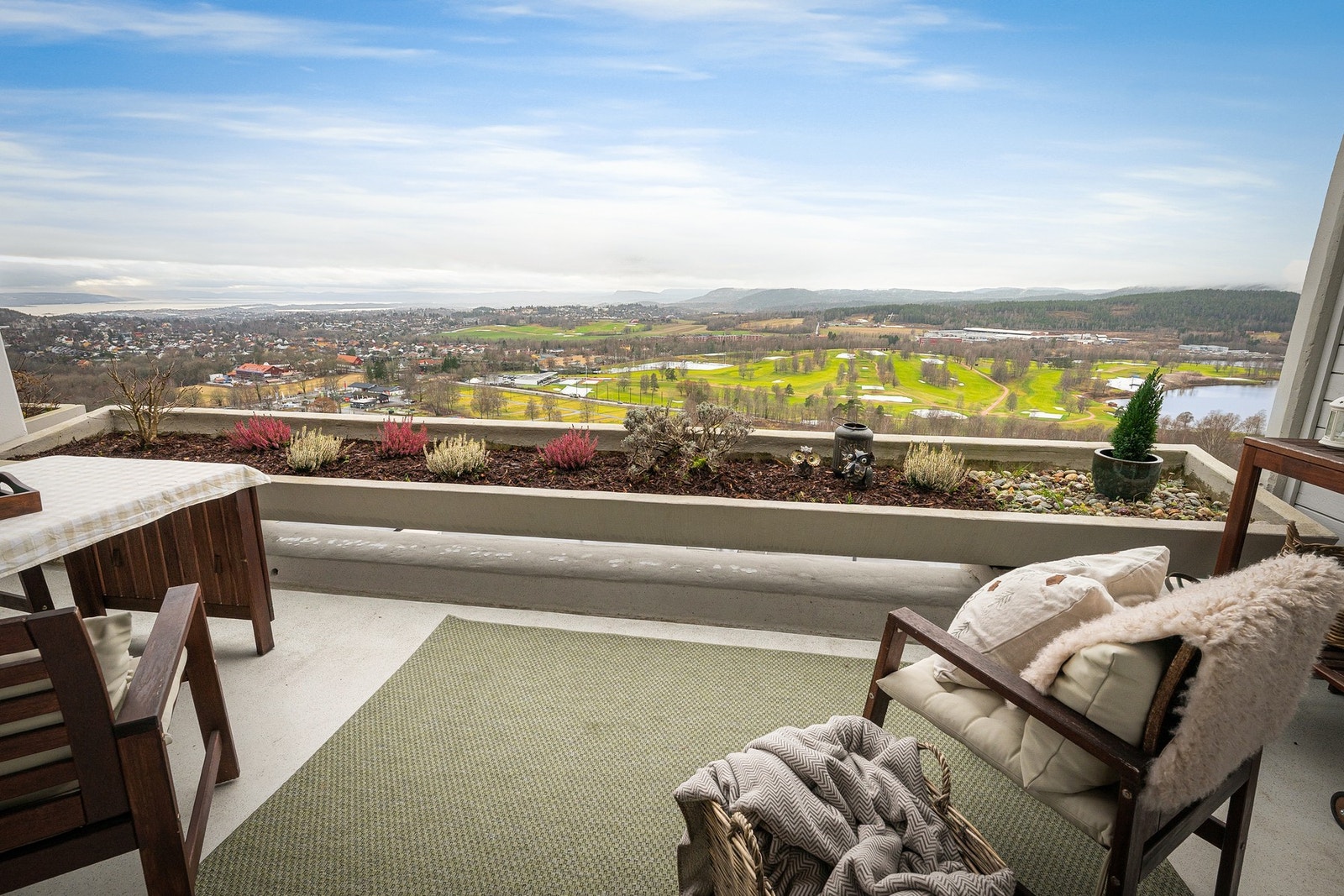 Utsikten strekker seg vidt - med Oslofjorden, Bogstad golfbane og vakre naturområder. Galleribilde